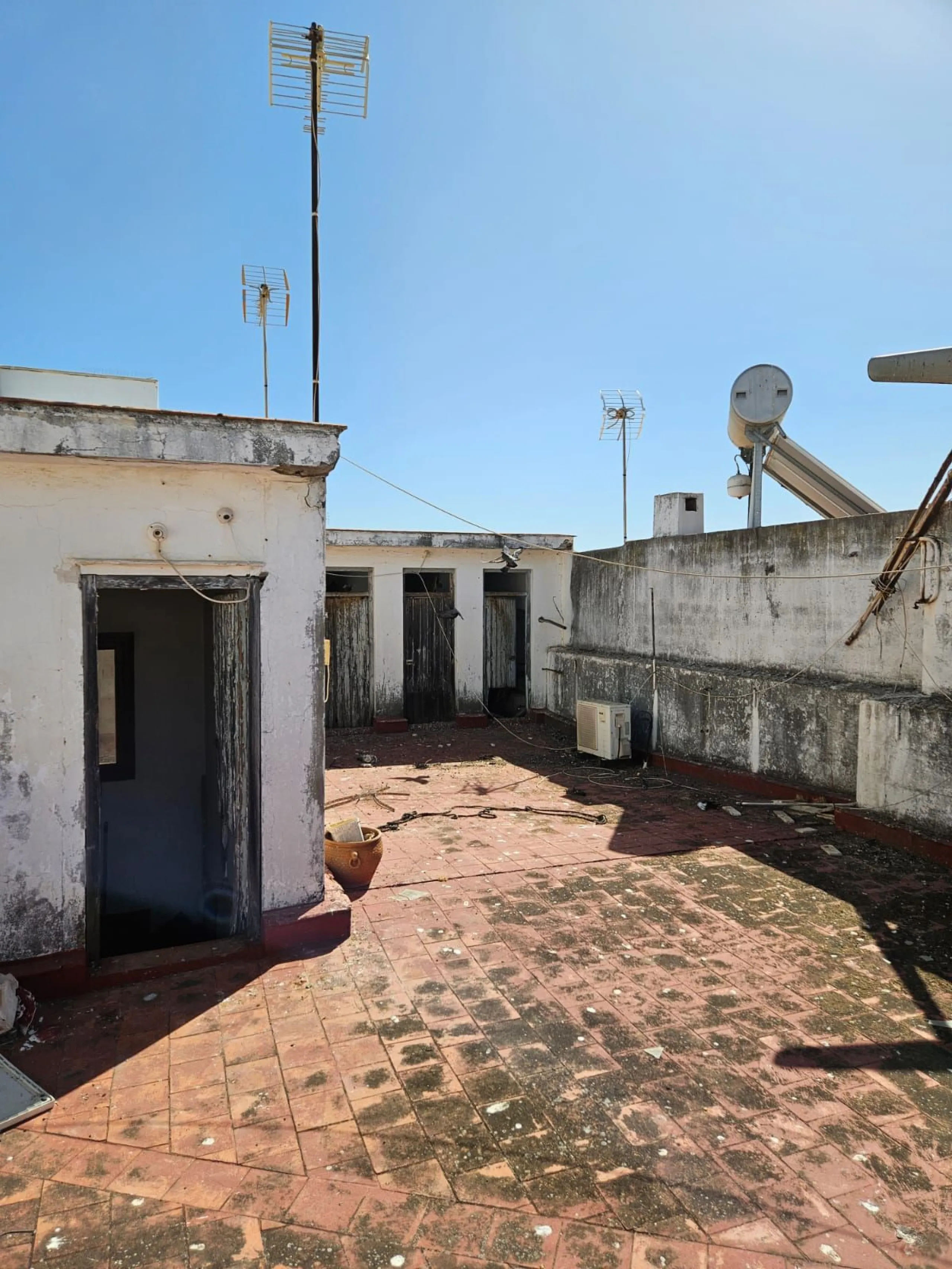 Amazing opportunity to buy a large older apartment in the centre, literally the heart of Estepona in Malaga, known as the Number 1 place to live a happy life, voted best place to live of all places in Europe! This apartment is a on a third floor in the ma