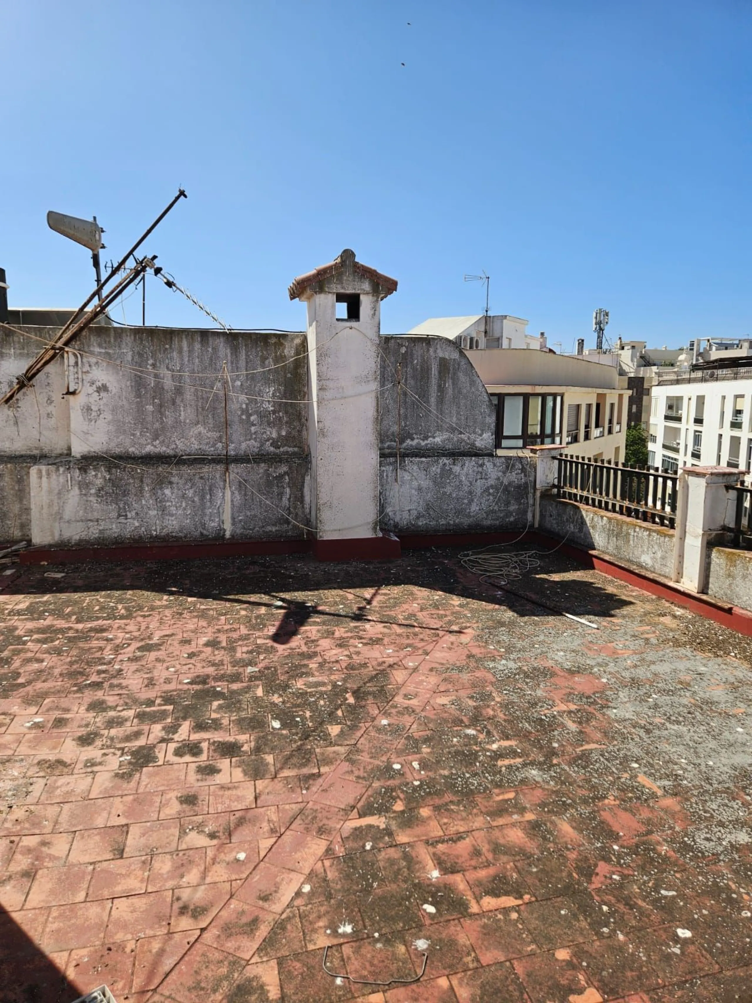 Amazing opportunity to buy a large older apartment in the centre, literally the heart of Estepona in Malaga, known as the Number 1 place to live a happy life, voted best place to live of all places in Europe! This apartment is a on a third floor in the ma