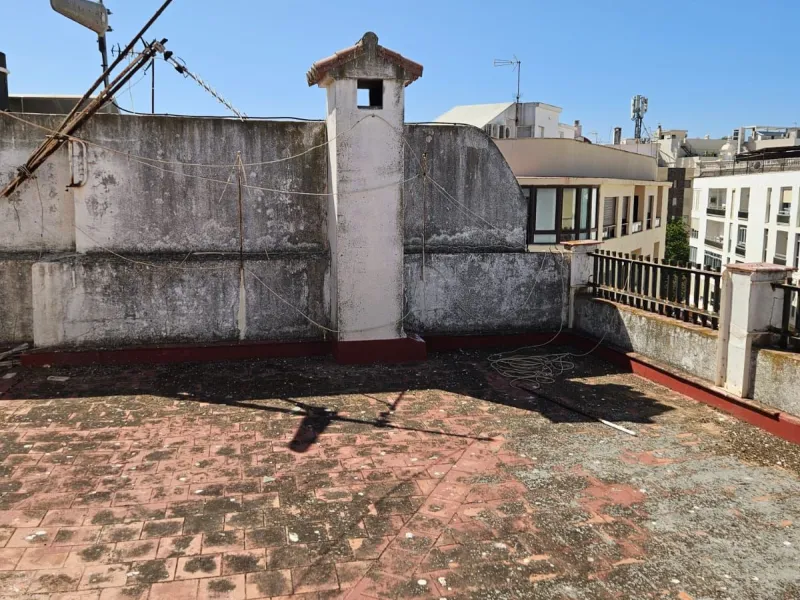 Amazing opportunity to buy a large older apartment in the centre, literally the heart of Estepona in Malaga, known as the Number 1 place to live a happy life, voted best place to live of all places in Europe! This apartment is a on a third floor in the ma