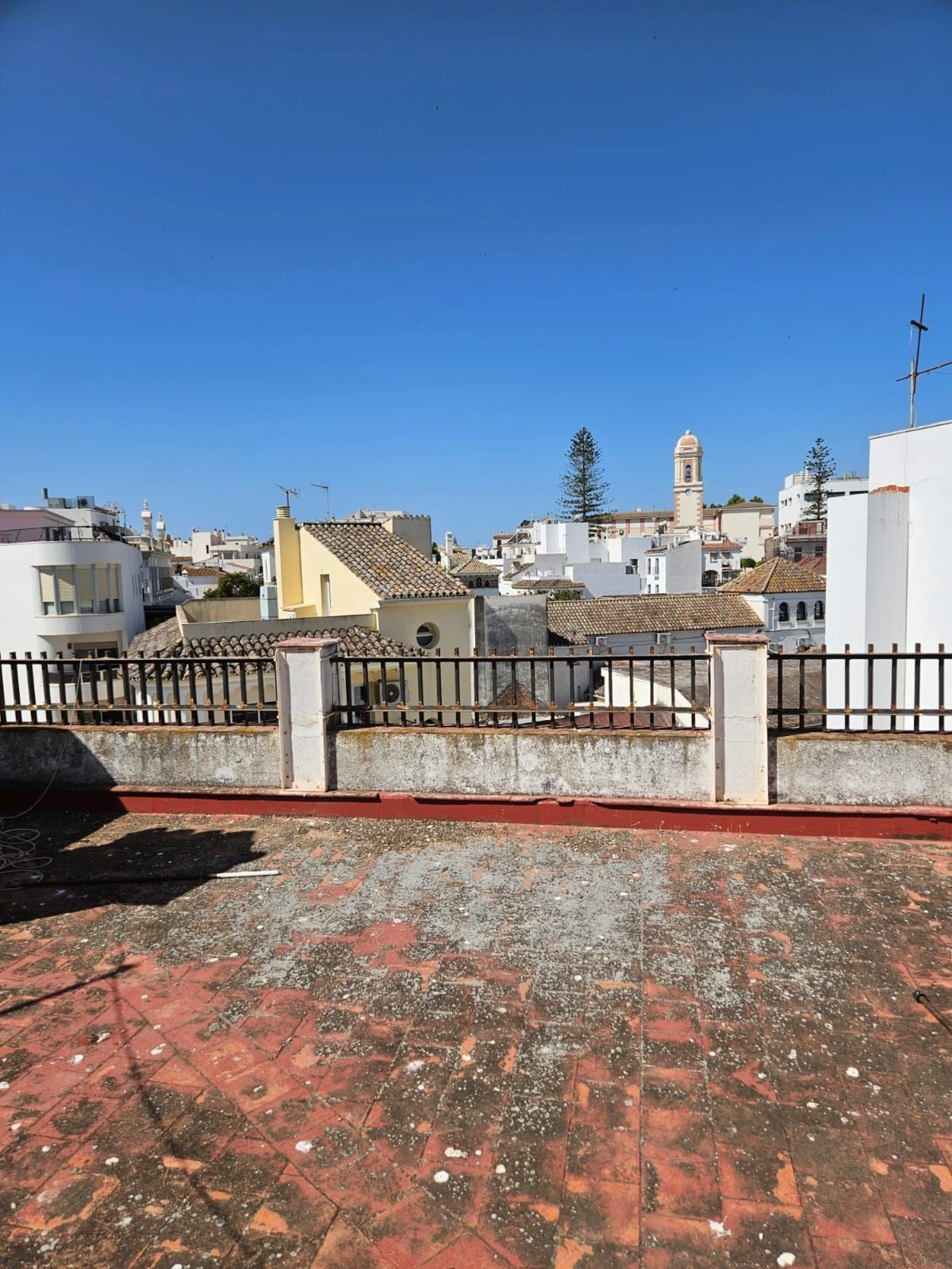 Amazing opportunity to buy a large older apartment in the centre, literally the heart of Estepona in Malaga, known as the Number 1 place to live a happy life, voted best place to live of all places in Europe! This apartment is a on a third floor in the ma