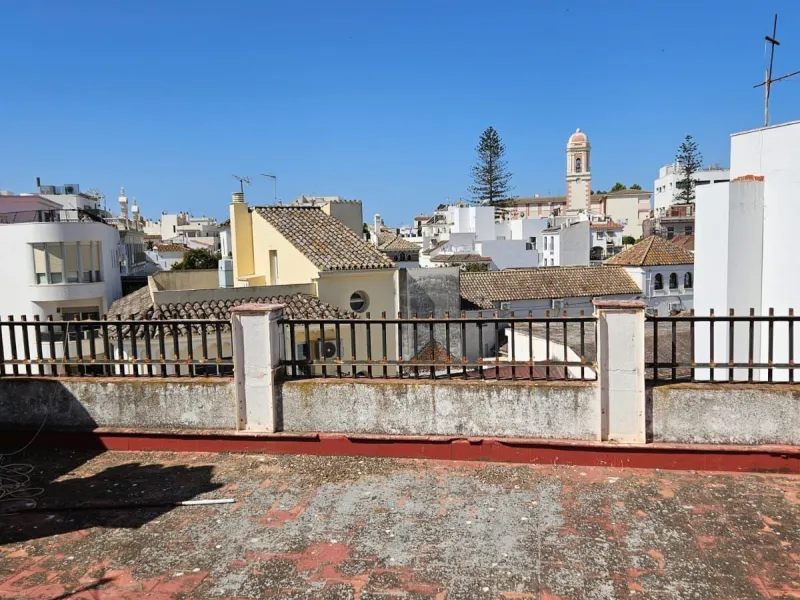 Amazing opportunity to buy a large older apartment in the centre, literally the heart of Estepona in Malaga, known as the Number 1 place to live a happy life, voted best place to live of all places in Europe! This apartment is a on a third floor in the ma