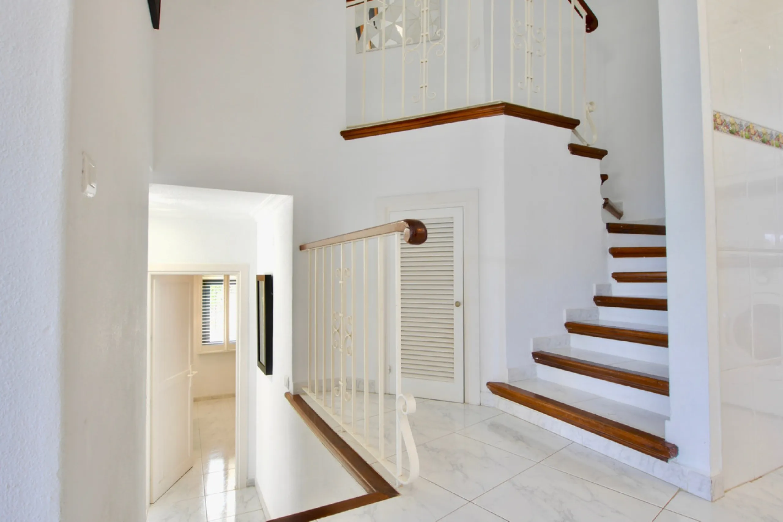 This is a very unique property right on the one of the best beaches in Marbella. This property is really unlike almost an other property in the Cabopino Port complex. The property offers the private and open upper terraces of a penthouse with a more socia