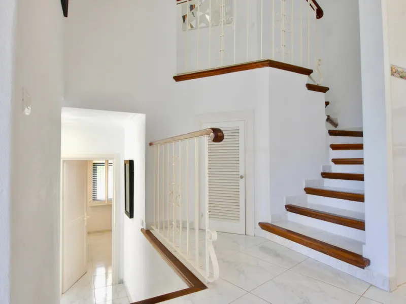 This is a very unique property right on the one of the best beaches in Marbella. This property is really unlike almost an other property in the Cabopino Port complex. The property offers the private and open upper terraces of a penthouse with a more socia