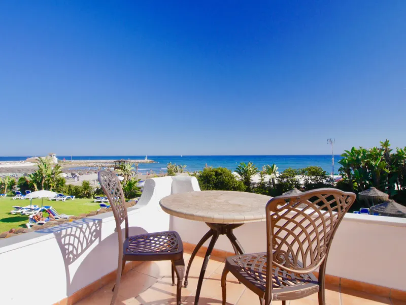 This is a very unique property right on the one of the best beaches in Marbella. This property is really unlike almost an other property in the Cabopino Port complex. The property offers the private and open upper terraces of a penthouse with a more socia