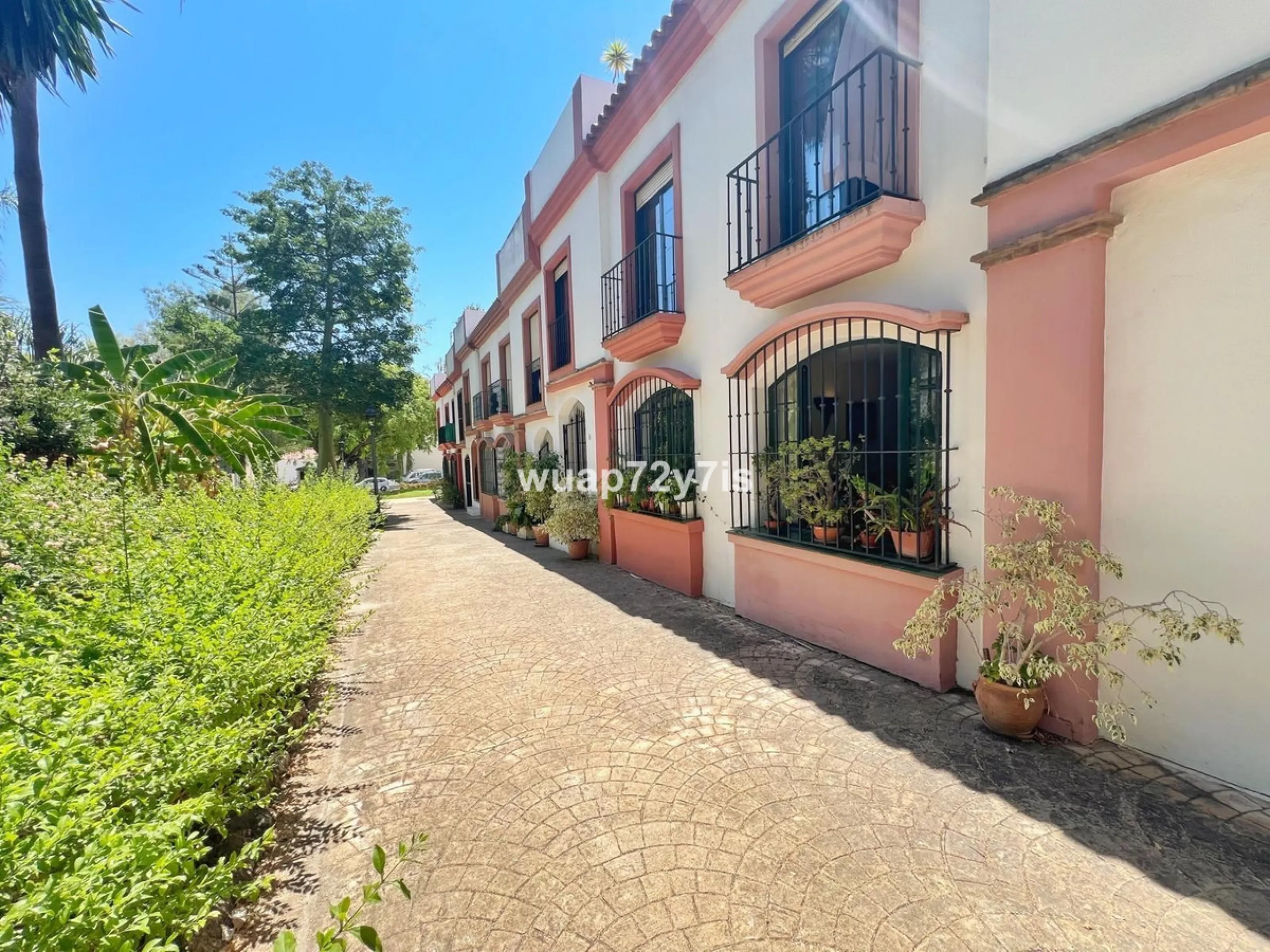 We present this fully operational property with an official tourist license, located in one of the most sought-after areas of the Costa del Sol. Set in the charming village of Cancelada, within the municipality of Estepona, it enjoys a privileged location
