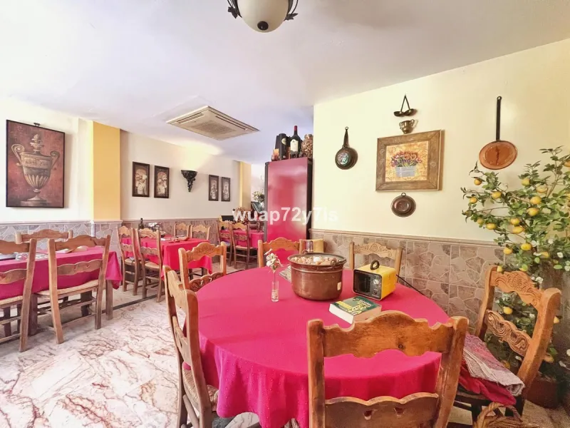 We present this fully operational property with an official tourist license, located in one of the most sought-after areas of the Costa del Sol. Set in the charming village of Cancelada, within the municipality of Estepona, it enjoys a privileged location