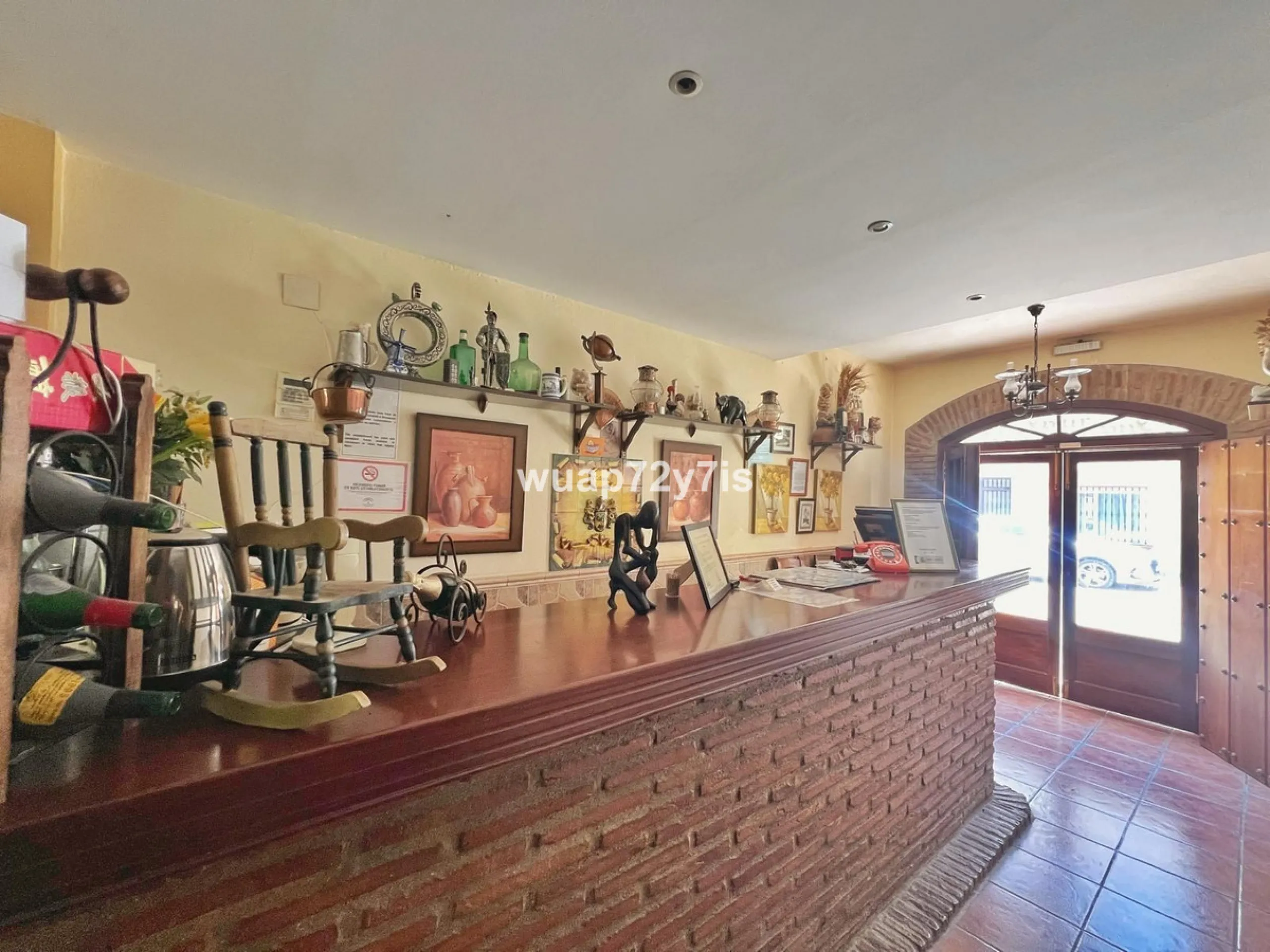 We present this fully operational property with an official tourist license, located in one of the most sought-after areas of the Costa del Sol. Set in the charming village of Cancelada, within the municipality of Estepona, it enjoys a privileged location