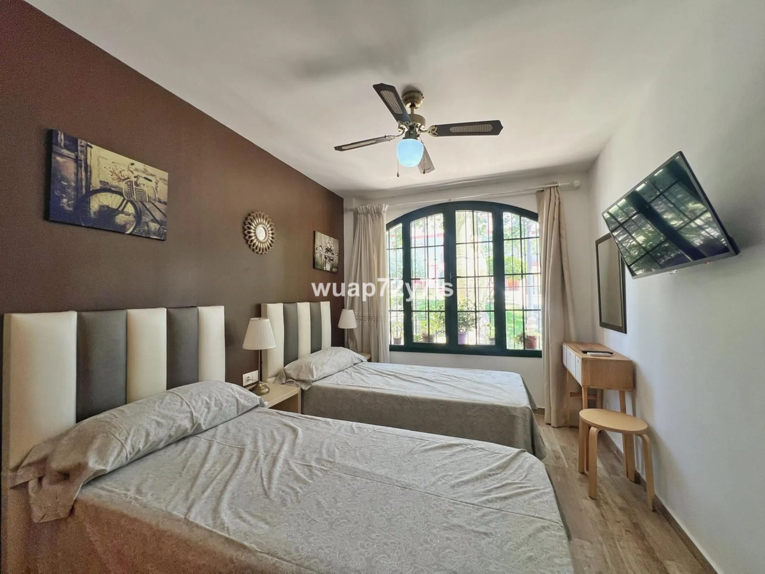 We present this fully operational property with an official tourist license, located in one of the most sought-after areas of the Costa del Sol. Set in the charming village of Cancelada, within the municipality of Estepona, it enjoys a privileged location