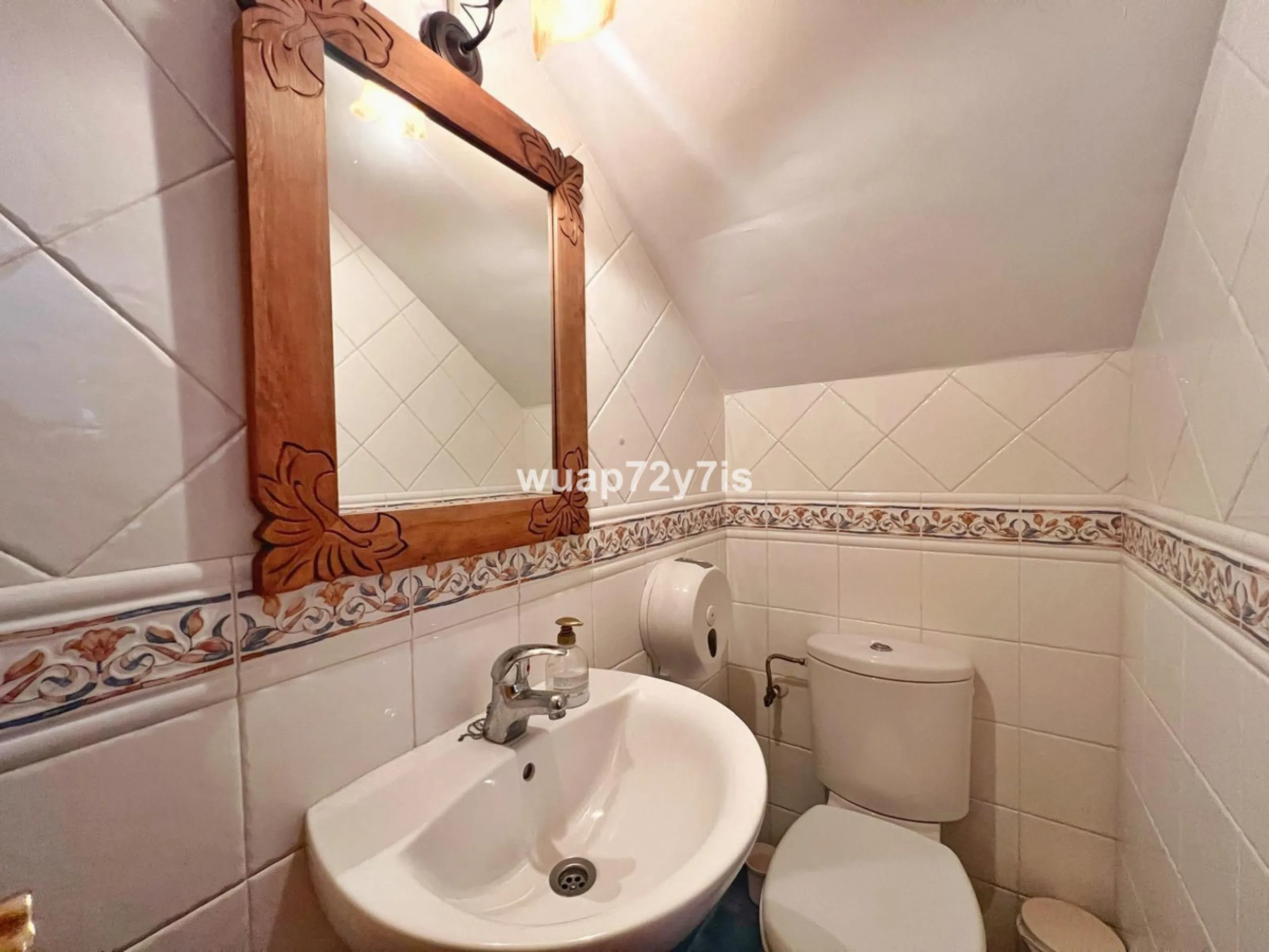 We present this fully operational property with an official tourist license, located in one of the most sought-after areas of the Costa del Sol. Set in the charming village of Cancelada, within the municipality of Estepona, it enjoys a privileged location