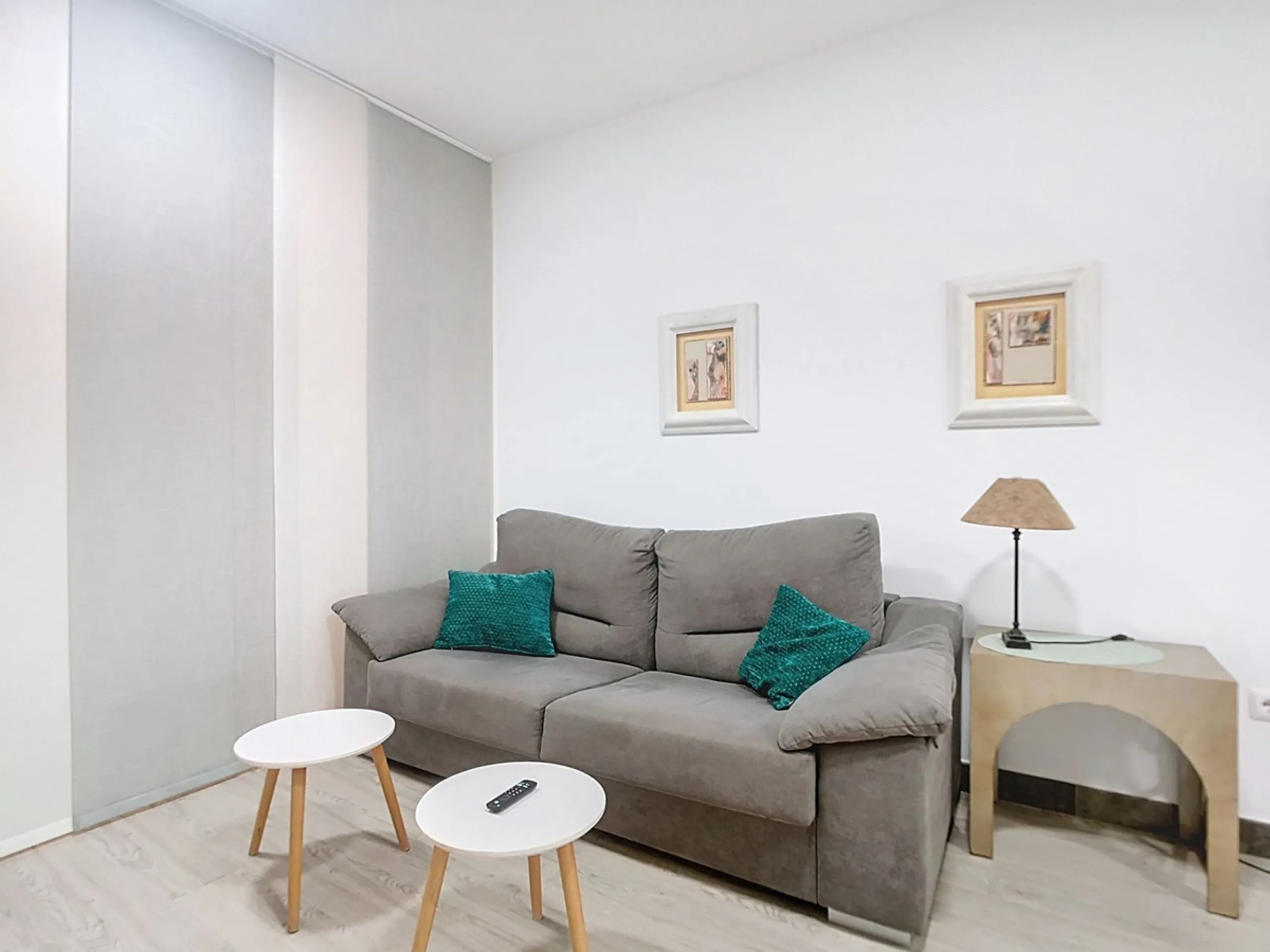 Discover this spectacular 157m² complex in Malaga with 3 homes, ideal for investors who want to enjoy comfort and excellent style. Each apartment features one bedroom and a private en-suite bathroom, perfect for privacy and comfort. In addition, its brigh