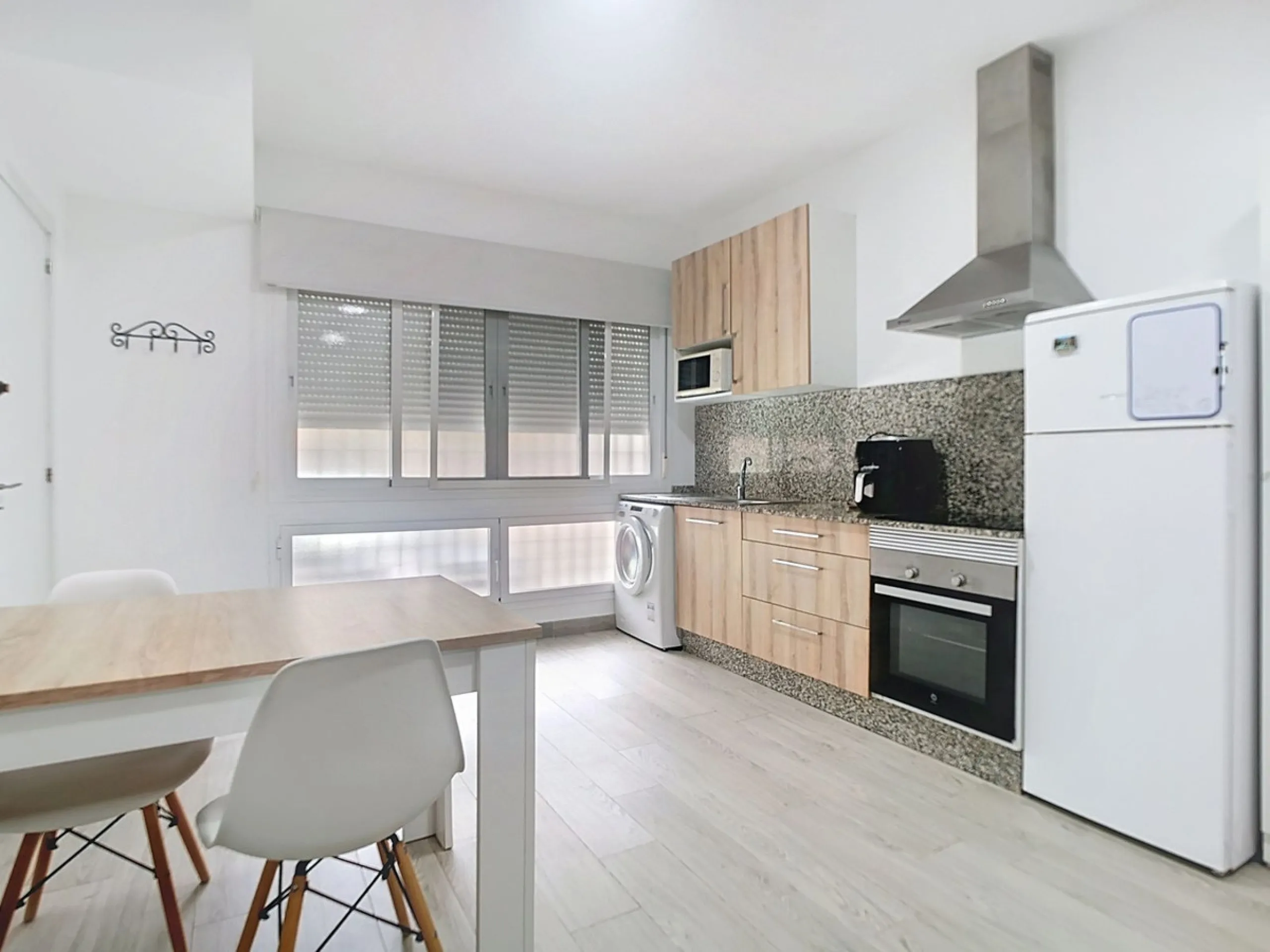 Discover this spectacular 157m² complex in Malaga with 3 homes, ideal for investors who want to enjoy comfort and excellent style. Each apartment features one bedroom and a private en-suite bathroom, perfect for privacy and comfort. In addition, its brigh