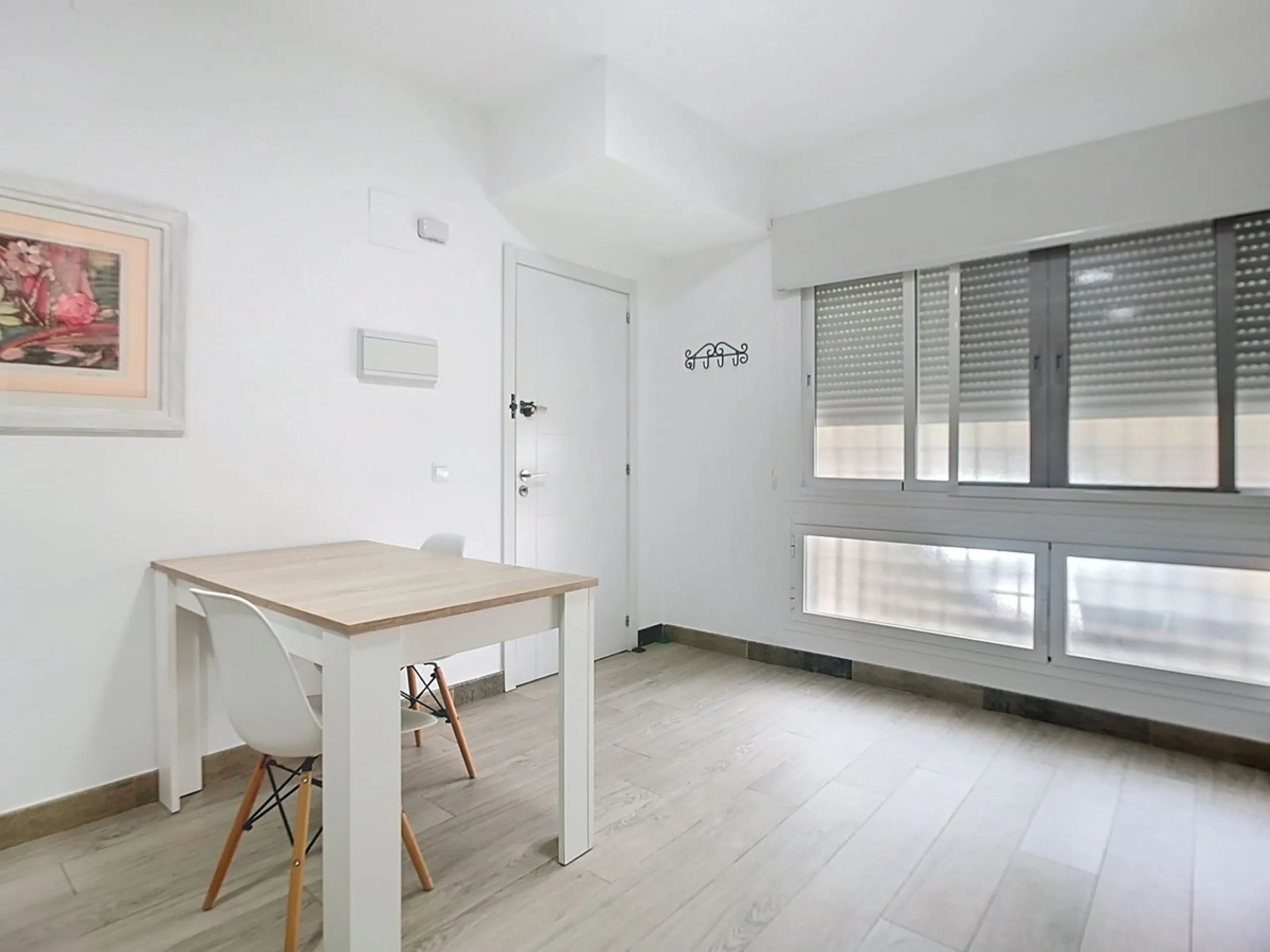 Discover this spectacular 157m² complex in Malaga with 3 homes, ideal for investors who want to enjoy comfort and excellent style. Each apartment features one bedroom and a private en-suite bathroom, perfect for privacy and comfort. In addition, its brigh
