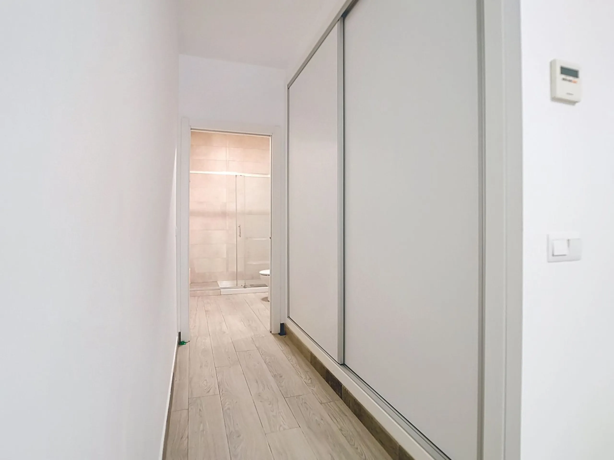 Discover this spectacular 157m² complex in Malaga with 3 homes, ideal for investors who want to enjoy comfort and excellent style. Each apartment features one bedroom and a private en-suite bathroom, perfect for privacy and comfort. In addition, its brigh