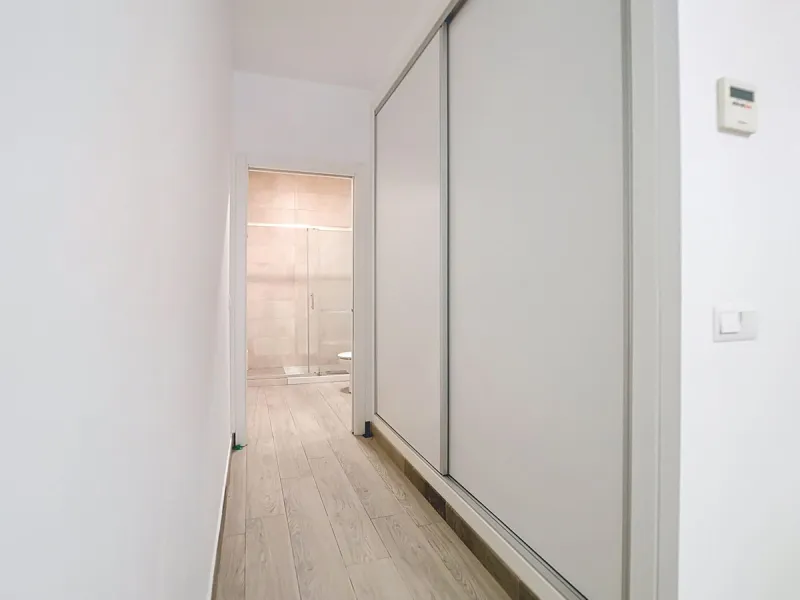 Discover this spectacular 157m² complex in Malaga with 3 homes, ideal for investors who want to enjoy comfort and excellent style. Each apartment features one bedroom and a private en-suite bathroom, perfect for privacy and comfort. In addition, its brigh