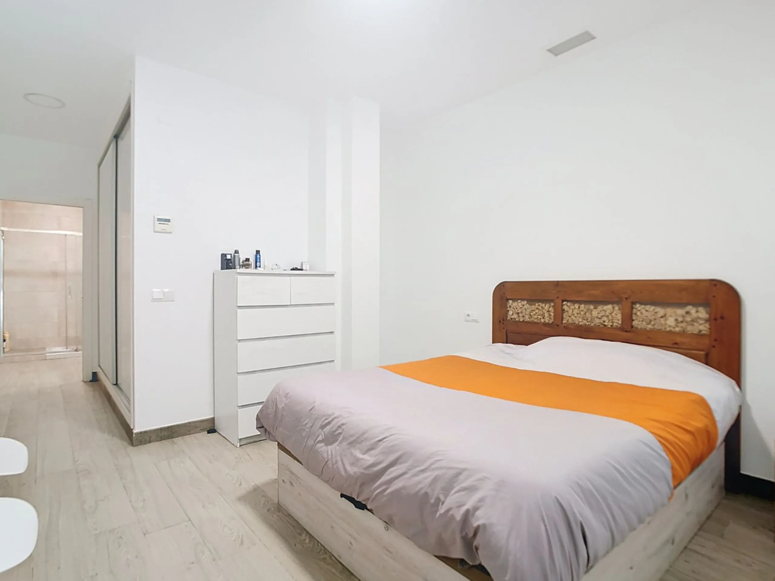 Discover this spectacular 157m² complex in Malaga with 3 homes, ideal for investors who want to enjoy comfort and excellent style. Each apartment features one bedroom and a private en-suite bathroom, perfect for privacy and comfort. In addition, its brigh