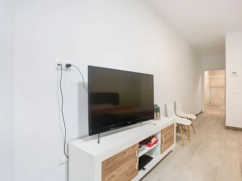 Discover this spectacular 157m² complex in Malaga with 3 homes, ideal for investors who want to enjoy comfort and excellent style. Each apartment features one bedroom and a private en-suite bathroom, perfect for privacy and comfort. In addition, its brigh