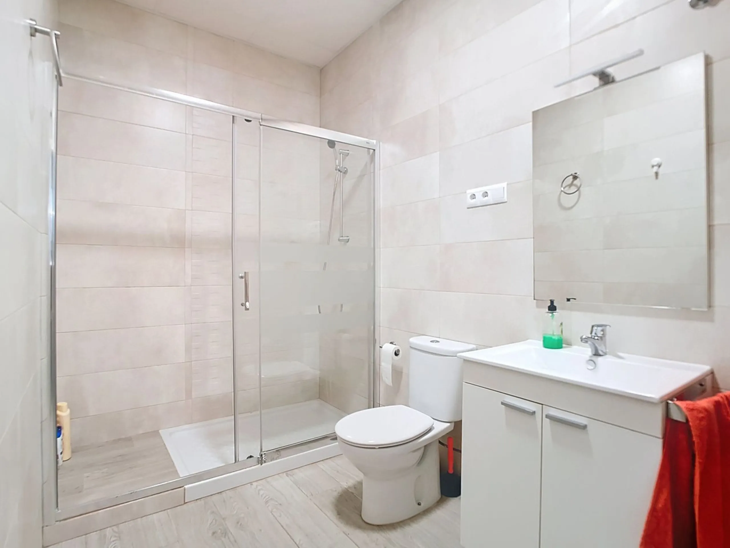 Discover this spectacular 157m² complex in Malaga with 3 homes, ideal for investors who want to enjoy comfort and excellent style. Each apartment features one bedroom and a private en-suite bathroom, perfect for privacy and comfort. In addition, its brigh