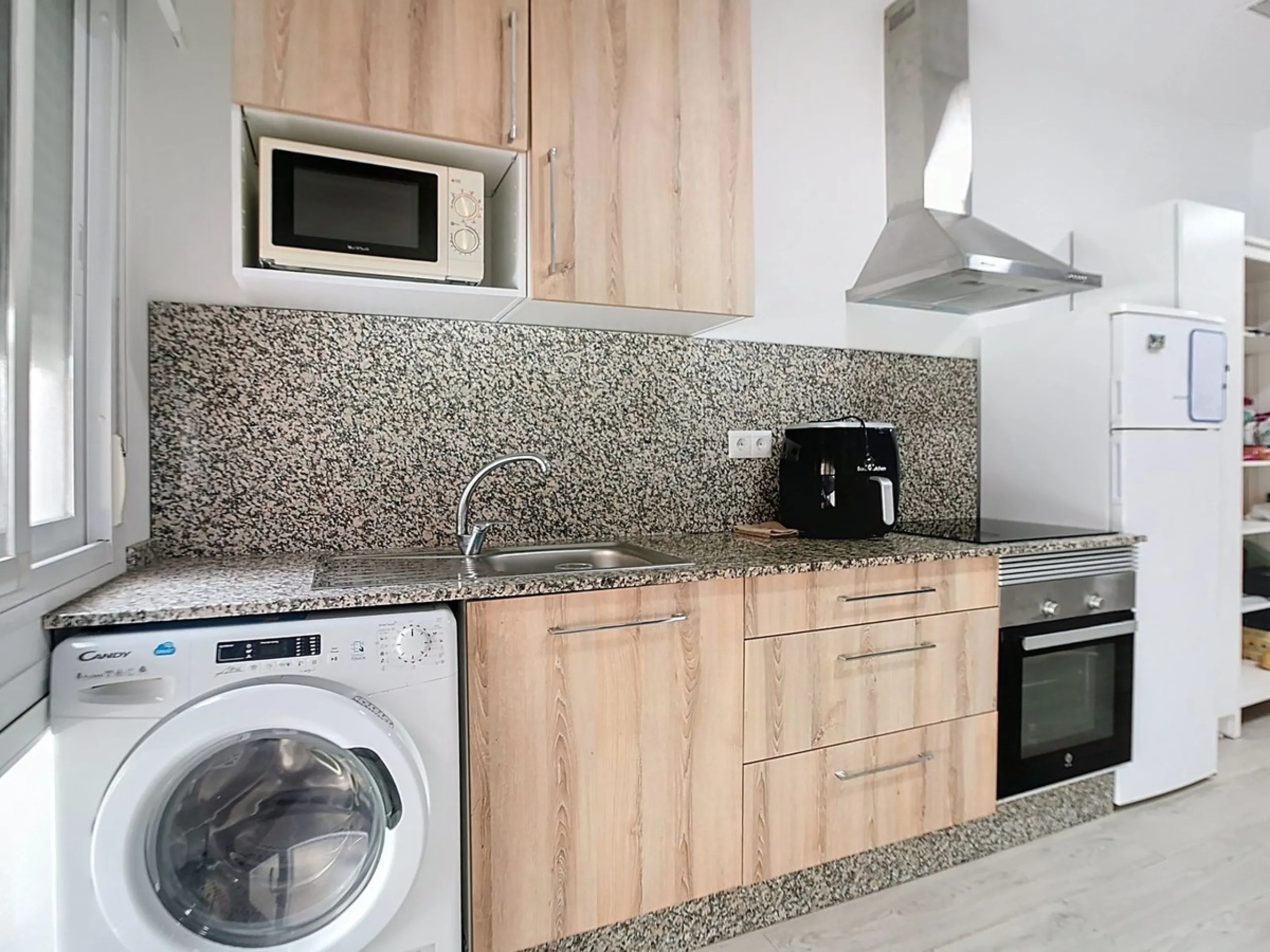 Discover this spectacular 157m² complex in Malaga with 3 homes, ideal for investors who want to enjoy comfort and excellent style. Each apartment features one bedroom and a private en-suite bathroom, perfect for privacy and comfort. In addition, its brigh