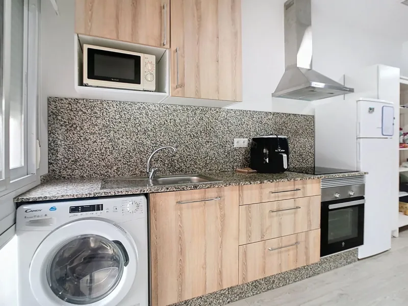 Discover this spectacular 157m² complex in Malaga with 3 homes, ideal for investors who want to enjoy comfort and excellent style. Each apartment features one bedroom and a private en-suite bathroom, perfect for privacy and comfort. In addition, its brigh