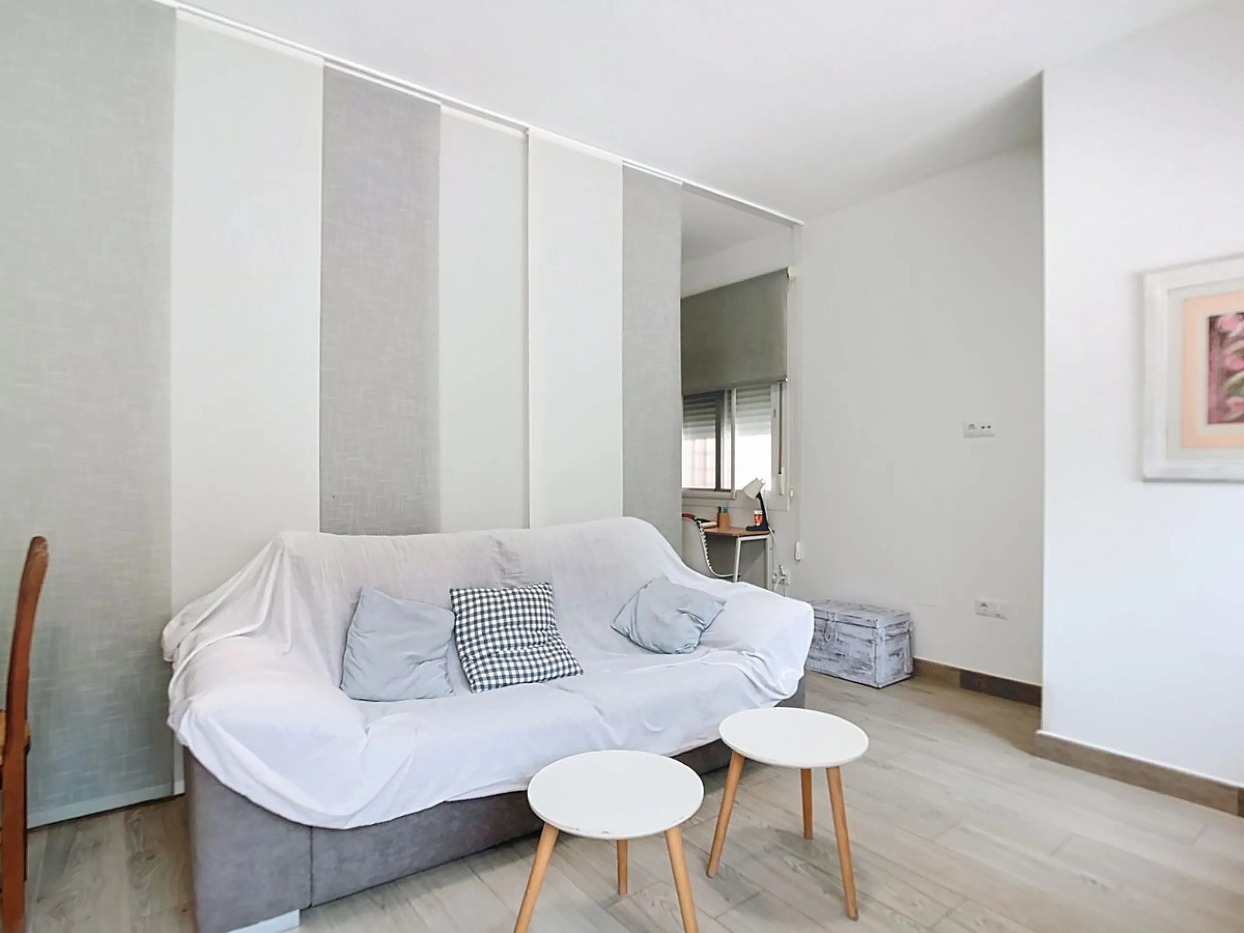 Discover this spectacular 157m² complex in Malaga with 3 homes, ideal for investors who want to enjoy comfort and excellent style. Each apartment features one bedroom and a private en-suite bathroom, perfect for privacy and comfort. In addition, its brigh