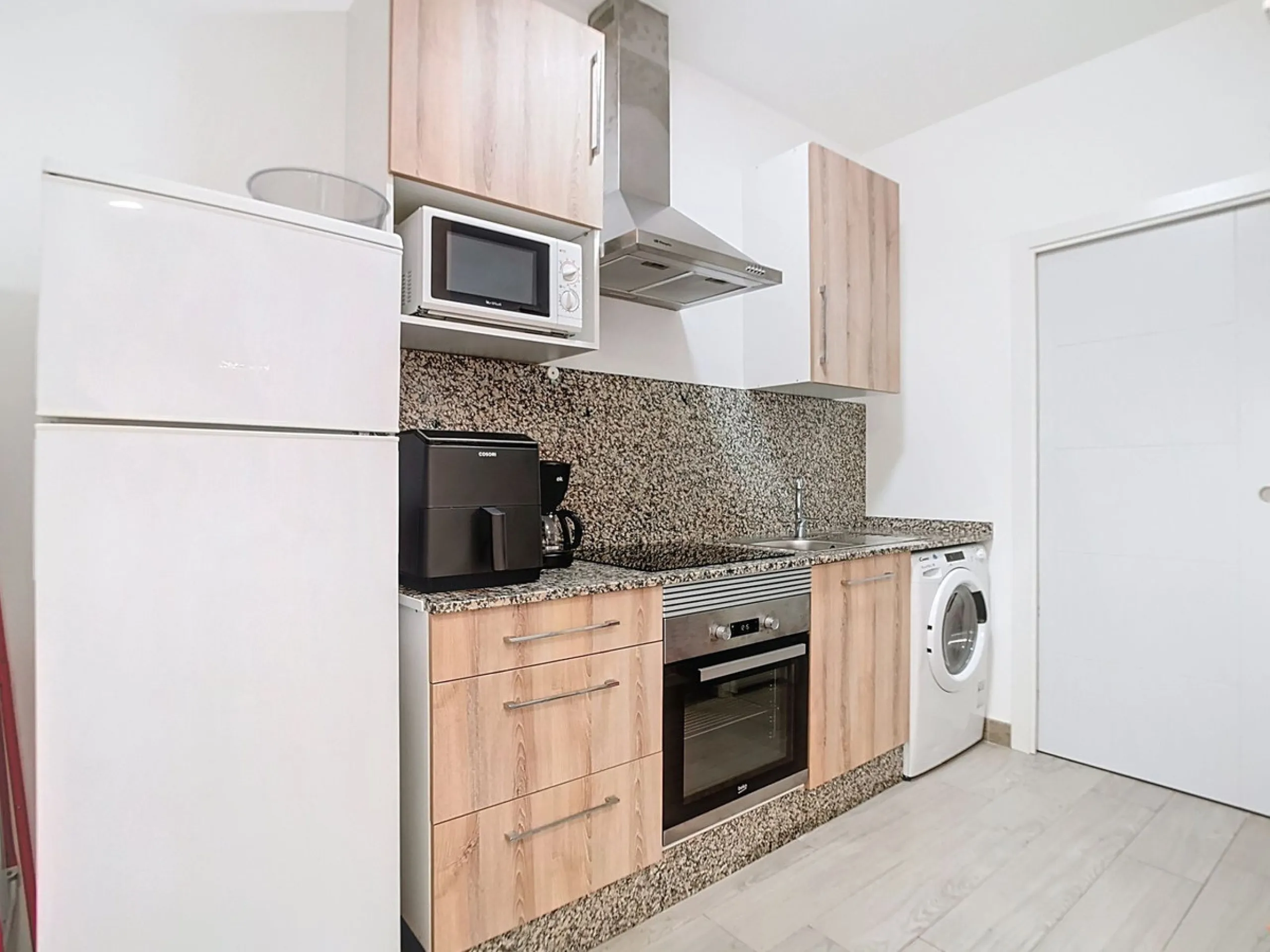 Discover this spectacular 157m² complex in Malaga with 3 homes, ideal for investors who want to enjoy comfort and excellent style. Each apartment features one bedroom and a private en-suite bathroom, perfect for privacy and comfort. In addition, its brigh