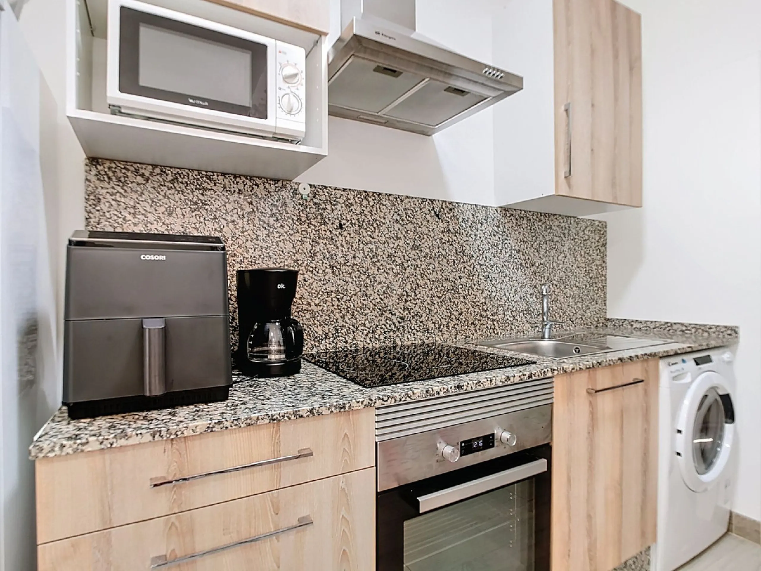 Discover this spectacular 157m² complex in Malaga with 3 homes, ideal for investors who want to enjoy comfort and excellent style. Each apartment features one bedroom and a private en-suite bathroom, perfect for privacy and comfort. In addition, its brigh