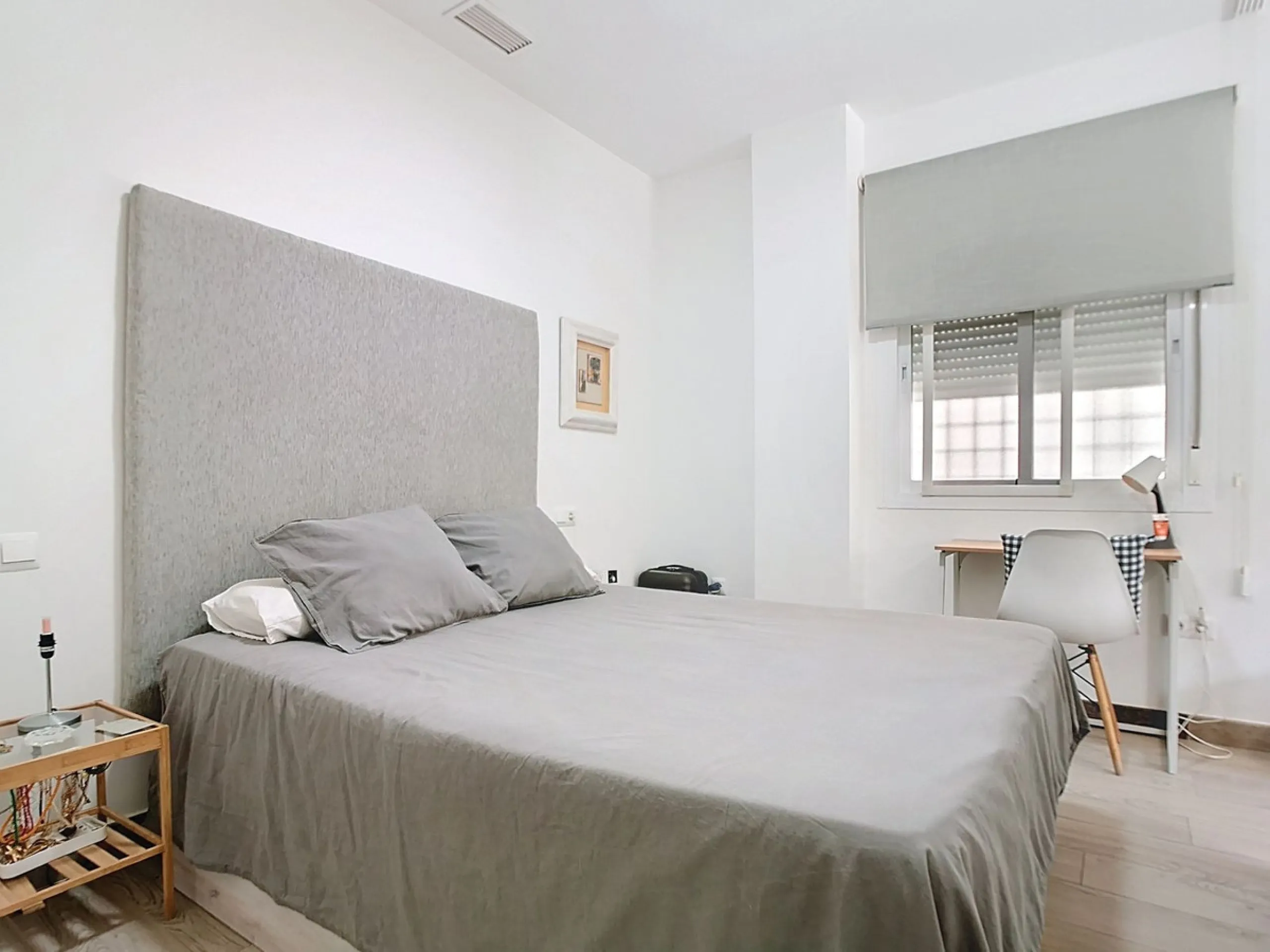 Discover this spectacular 157m² complex in Malaga with 3 homes, ideal for investors who want to enjoy comfort and excellent style. Each apartment features one bedroom and a private en-suite bathroom, perfect for privacy and comfort. In addition, its brigh