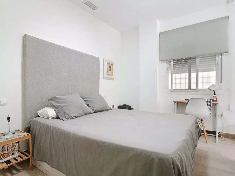 Discover this spectacular 157m² complex in Malaga with 3 homes, ideal for investors who want to enjoy comfort and excellent style. Each apartment features one bedroom and a private en-suite bathroom, perfect for privacy and comfort. In addition, its brigh