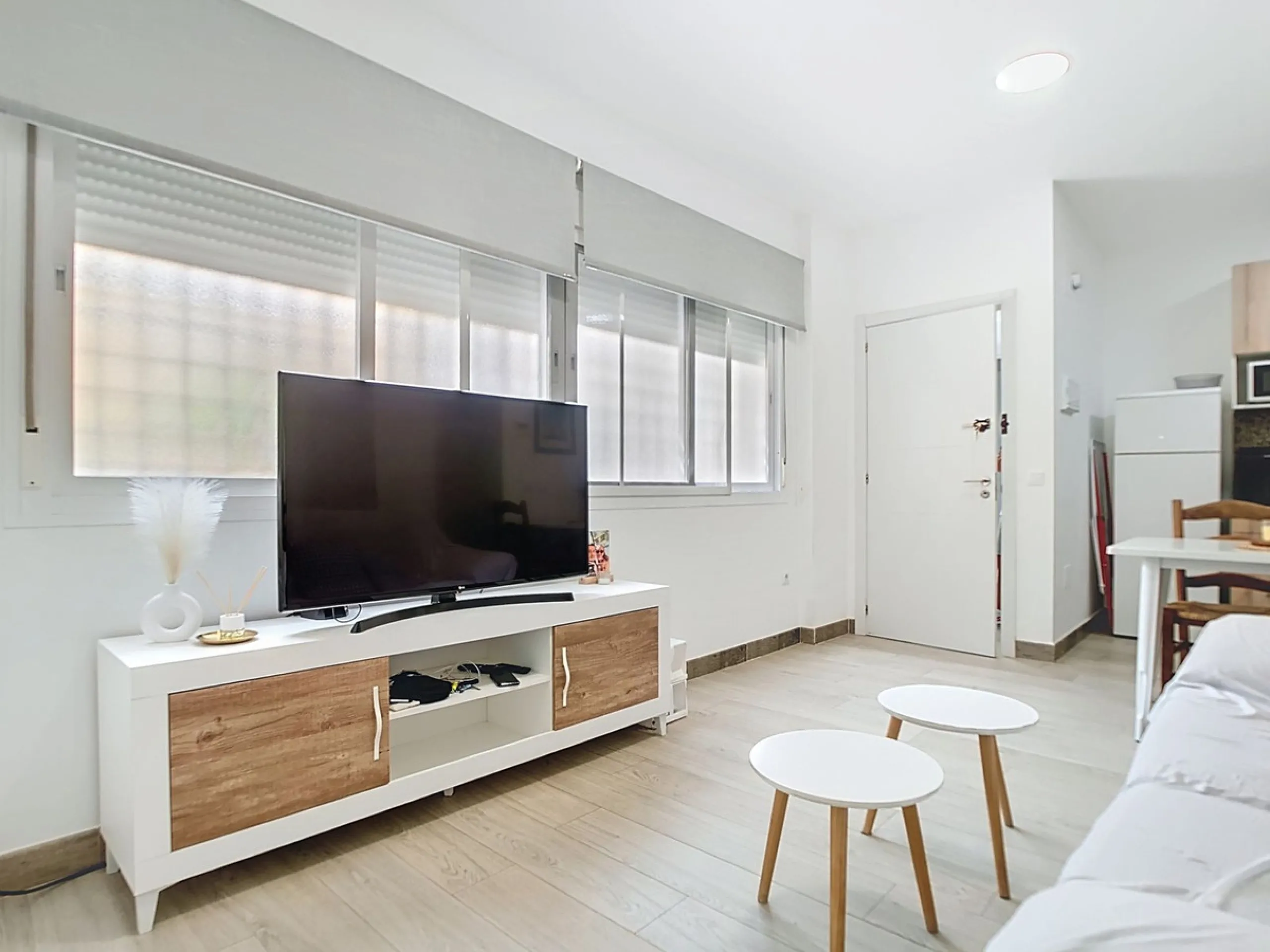 Discover this spectacular 157m² complex in Malaga with 3 homes, ideal for investors who want to enjoy comfort and excellent style. Each apartment features one bedroom and a private en-suite bathroom, perfect for privacy and comfort. In addition, its brigh
