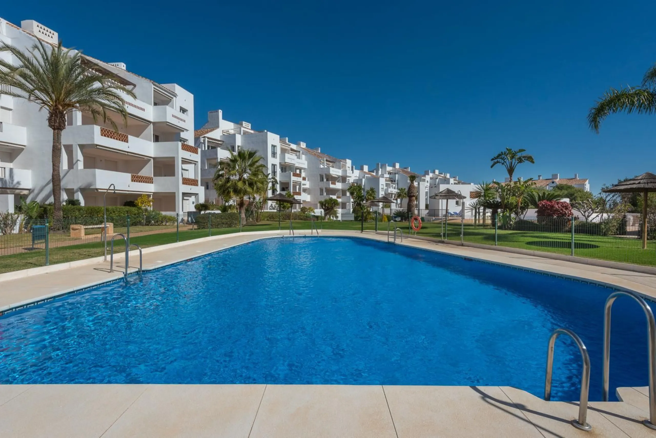 JUST REDUCED .LUXURY GROUND FLOOR GATED COMMUNITY. FRONT LINE GOLF. 2 BED 2 BATH APARTMENT MIRAFLORES. € 299,950 WITH EXISTING TOURIST LICENCE.