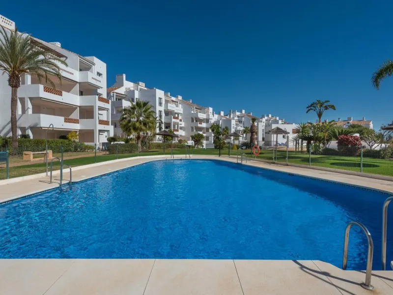 JUST REDUCED .LUXURY GROUND FLOOR GATED COMMUNITY. FRONT LINE GOLF. 2 BED 2 BATH APARTMENT MIRAFLORES. € 299,950 WITH EXISTING TOURIST LICENCE.