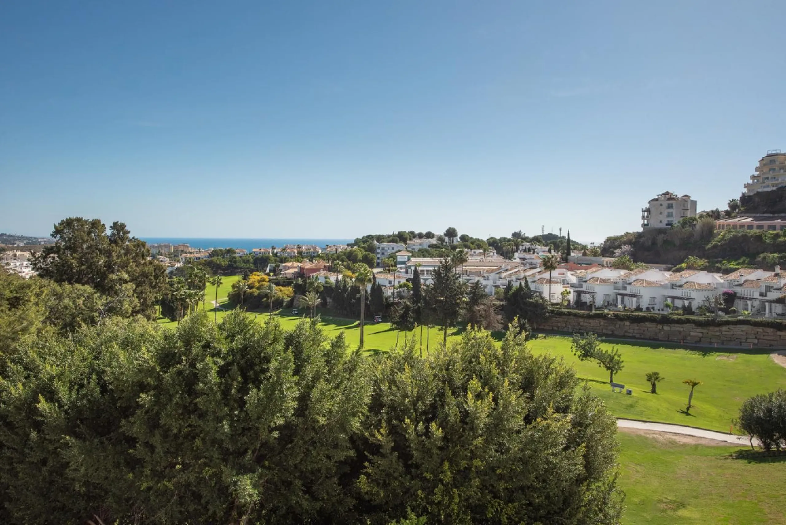 JUST REDUCED .LUXURY GROUND FLOOR GATED COMMUNITY. FRONT LINE GOLF. 2 BED 2 BATH APARTMENT MIRAFLORES. € 299,950 WITH EXISTING TOURIST LICENCE.