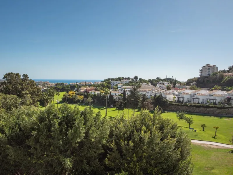 JUST REDUCED .LUXURY GROUND FLOOR GATED COMMUNITY. FRONT LINE GOLF. 2 BED 2 BATH APARTMENT MIRAFLORES. € 299,950 WITH EXISTING TOURIST LICENCE.