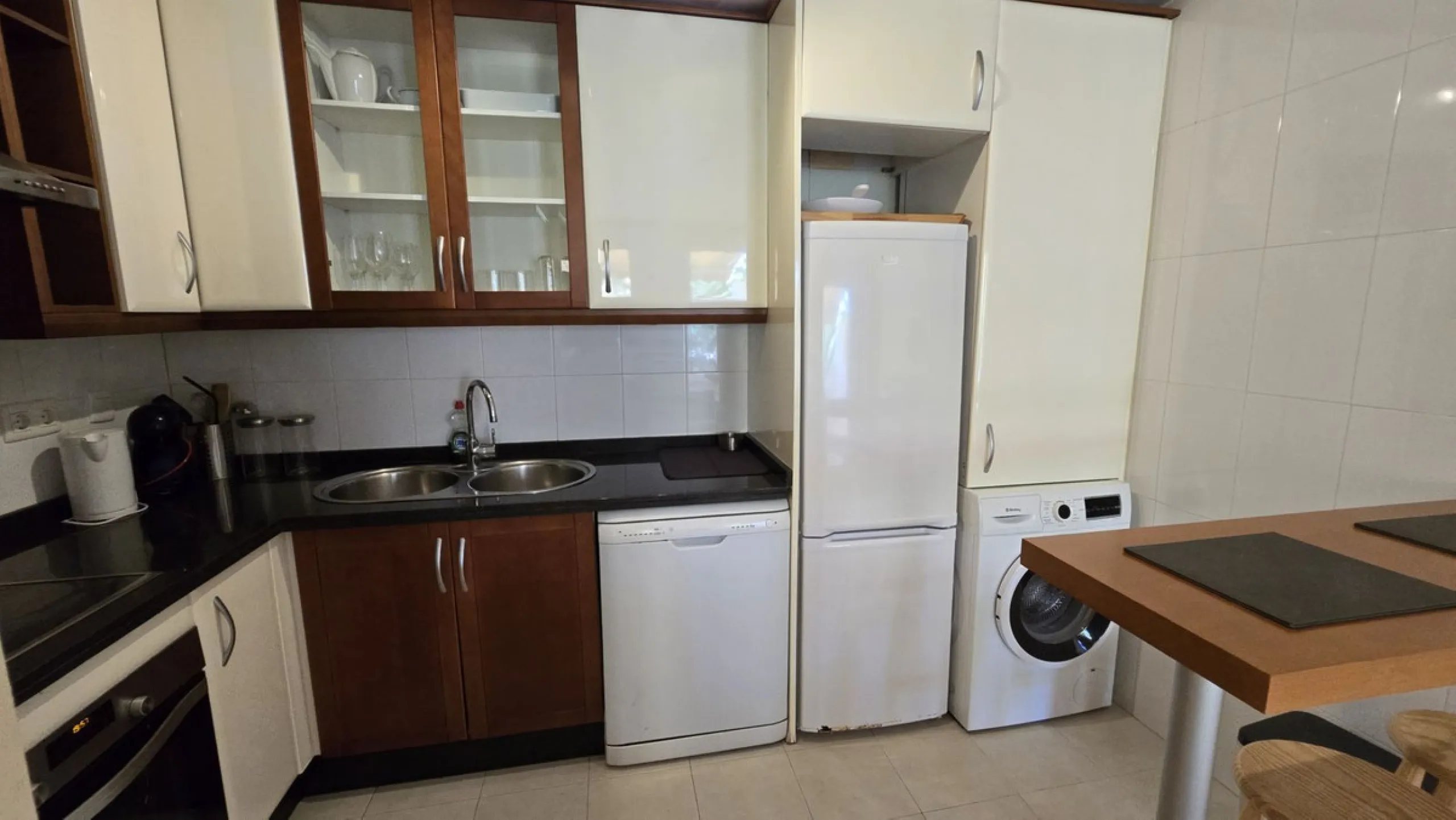 JUST REDUCED .LUXURY GROUND FLOOR GATED COMMUNITY. FRONT LINE GOLF. 2 BED 2 BATH APARTMENT MIRAFLORES. € 299,950 WITH EXISTING TOURIST LICENCE.