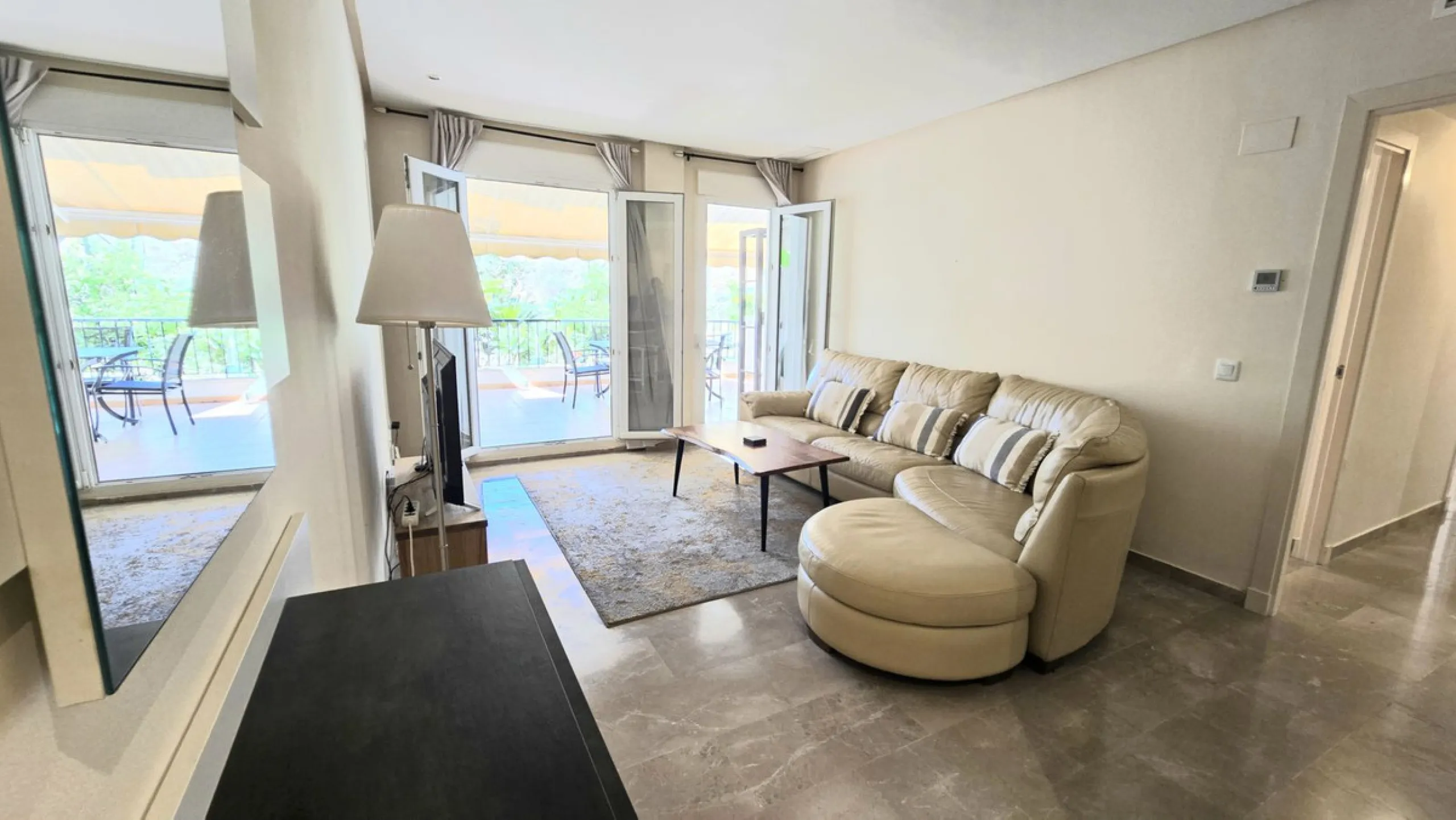 JUST REDUCED .LUXURY GROUND FLOOR GATED COMMUNITY. FRONT LINE GOLF. 2 BED 2 BATH APARTMENT MIRAFLORES. € 299,950 WITH EXISTING TOURIST LICENCE.