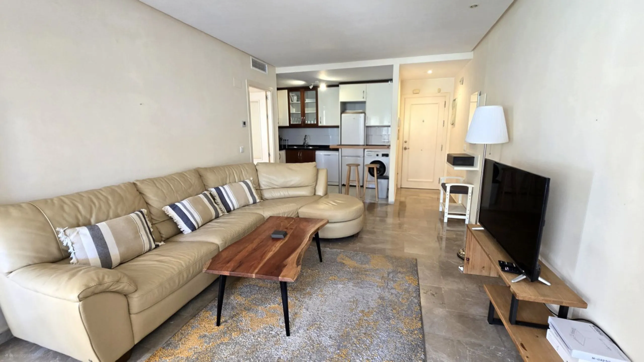 JUST REDUCED .LUXURY GROUND FLOOR GATED COMMUNITY. FRONT LINE GOLF. 2 BED 2 BATH APARTMENT MIRAFLORES. € 299,950 WITH EXISTING TOURIST LICENCE.