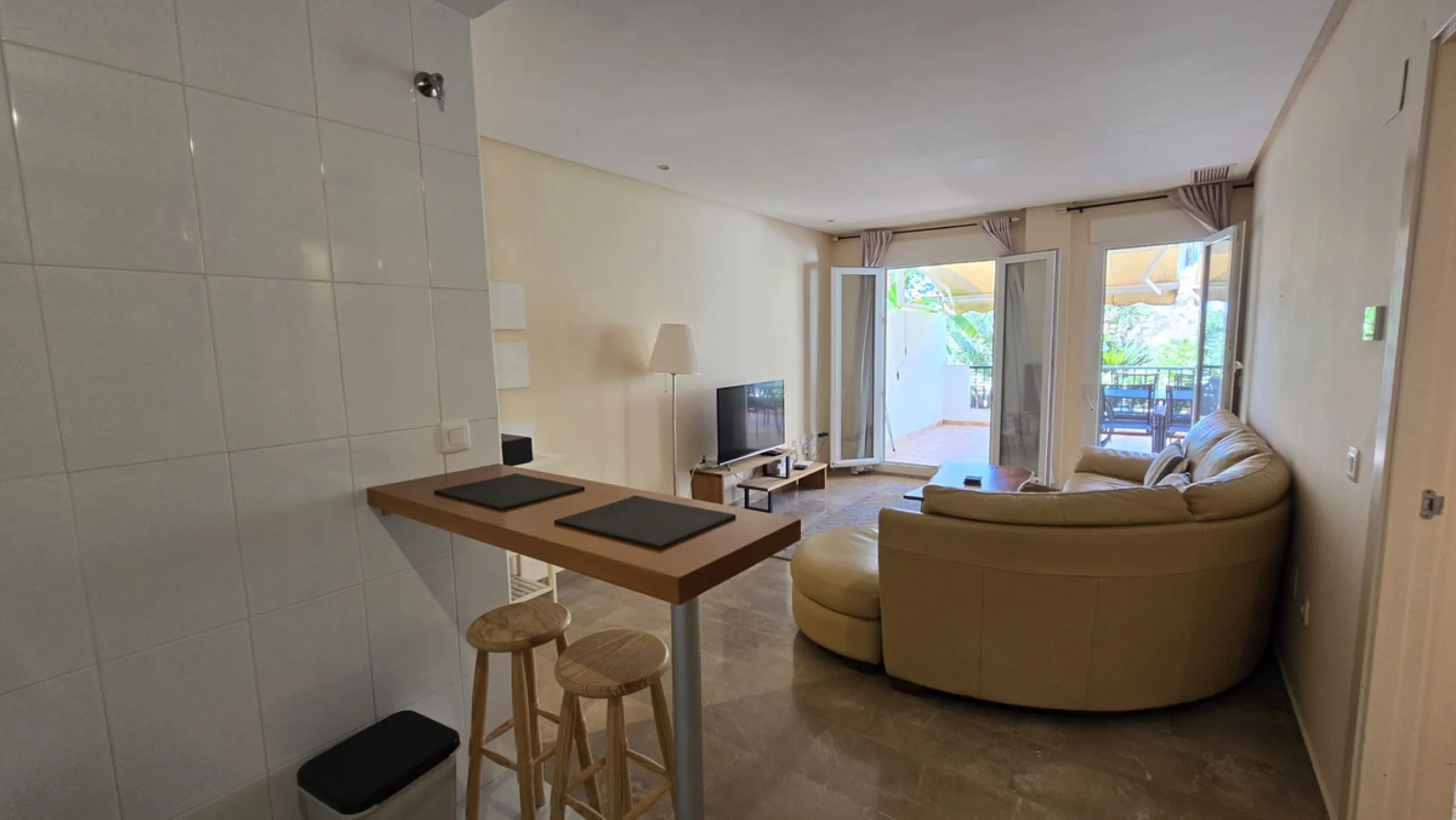 JUST REDUCED .LUXURY GROUND FLOOR GATED COMMUNITY. FRONT LINE GOLF. 2 BED 2 BATH APARTMENT MIRAFLORES. € 299,950 WITH EXISTING TOURIST LICENCE.