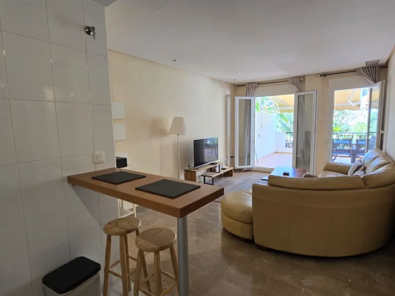 JUST REDUCED .LUXURY GROUND FLOOR GATED COMMUNITY. FRONT LINE GOLF. 2 BED 2 BATH APARTMENT MIRAFLORES. € 299,950 WITH EXISTING TOURIST LICENCE.