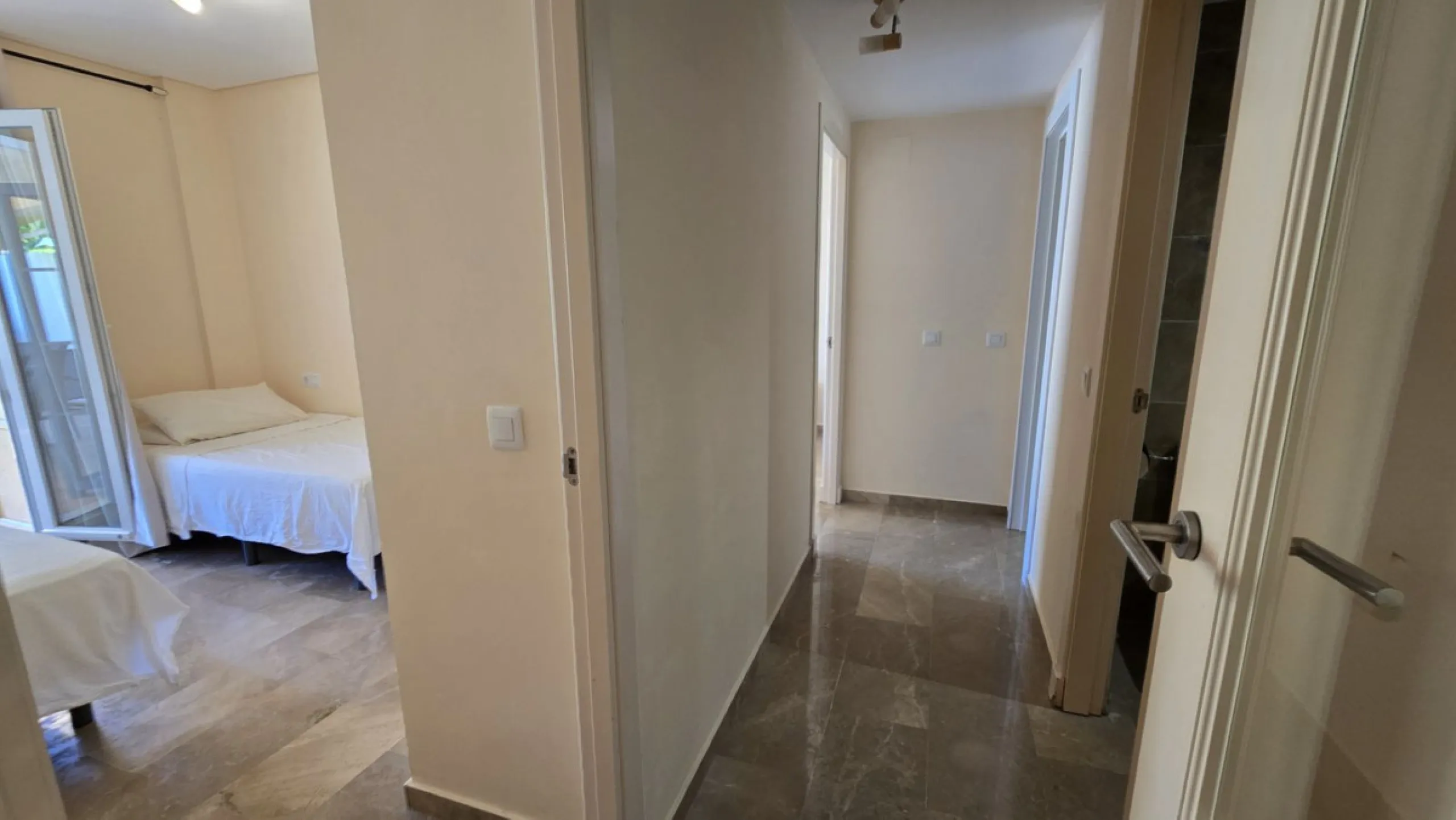 JUST REDUCED .LUXURY GROUND FLOOR GATED COMMUNITY. FRONT LINE GOLF. 2 BED 2 BATH APARTMENT MIRAFLORES. € 299,950 WITH EXISTING TOURIST LICENCE.