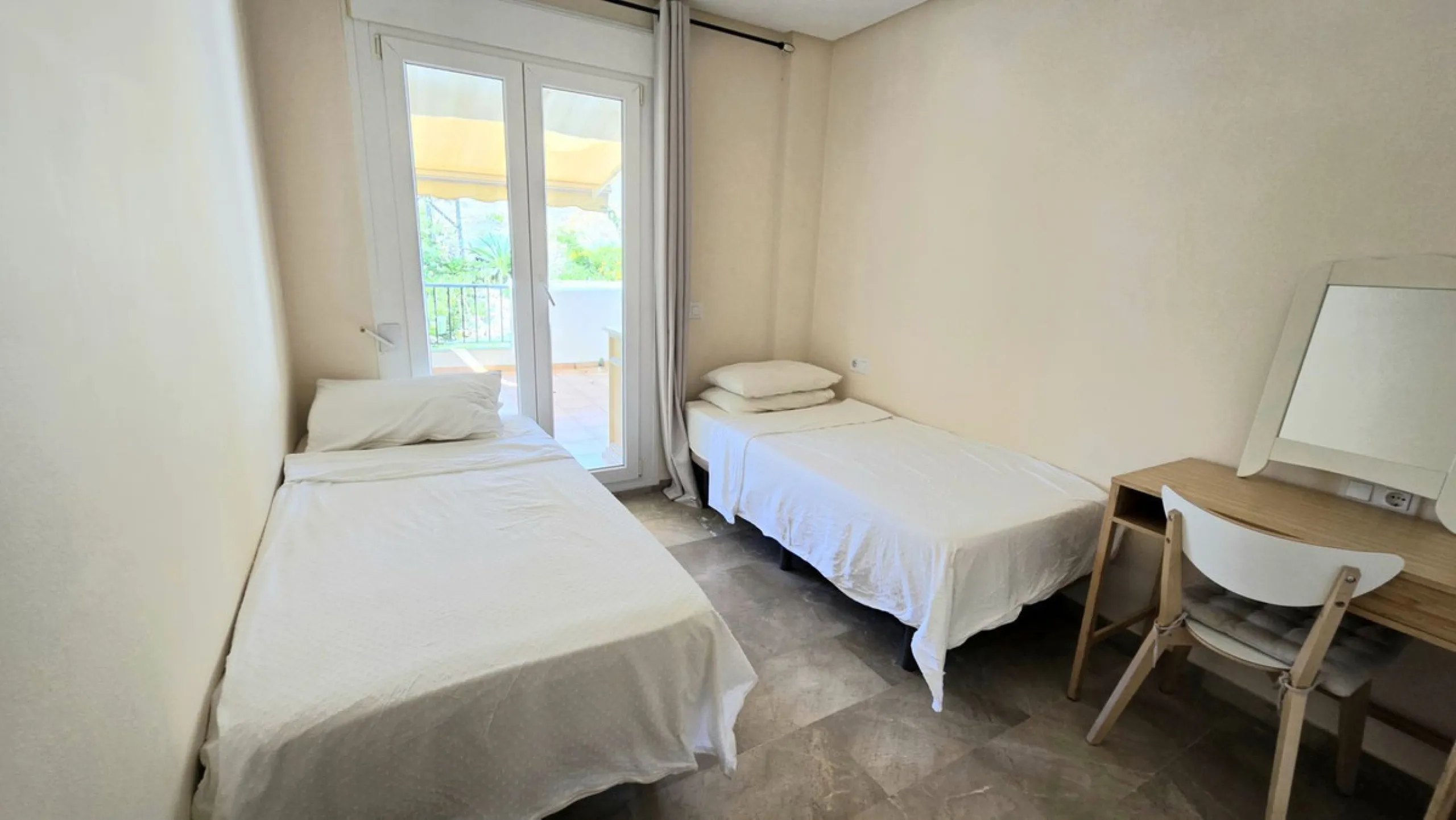 JUST REDUCED .LUXURY GROUND FLOOR GATED COMMUNITY. FRONT LINE GOLF. 2 BED 2 BATH APARTMENT MIRAFLORES. € 299,950 WITH EXISTING TOURIST LICENCE.