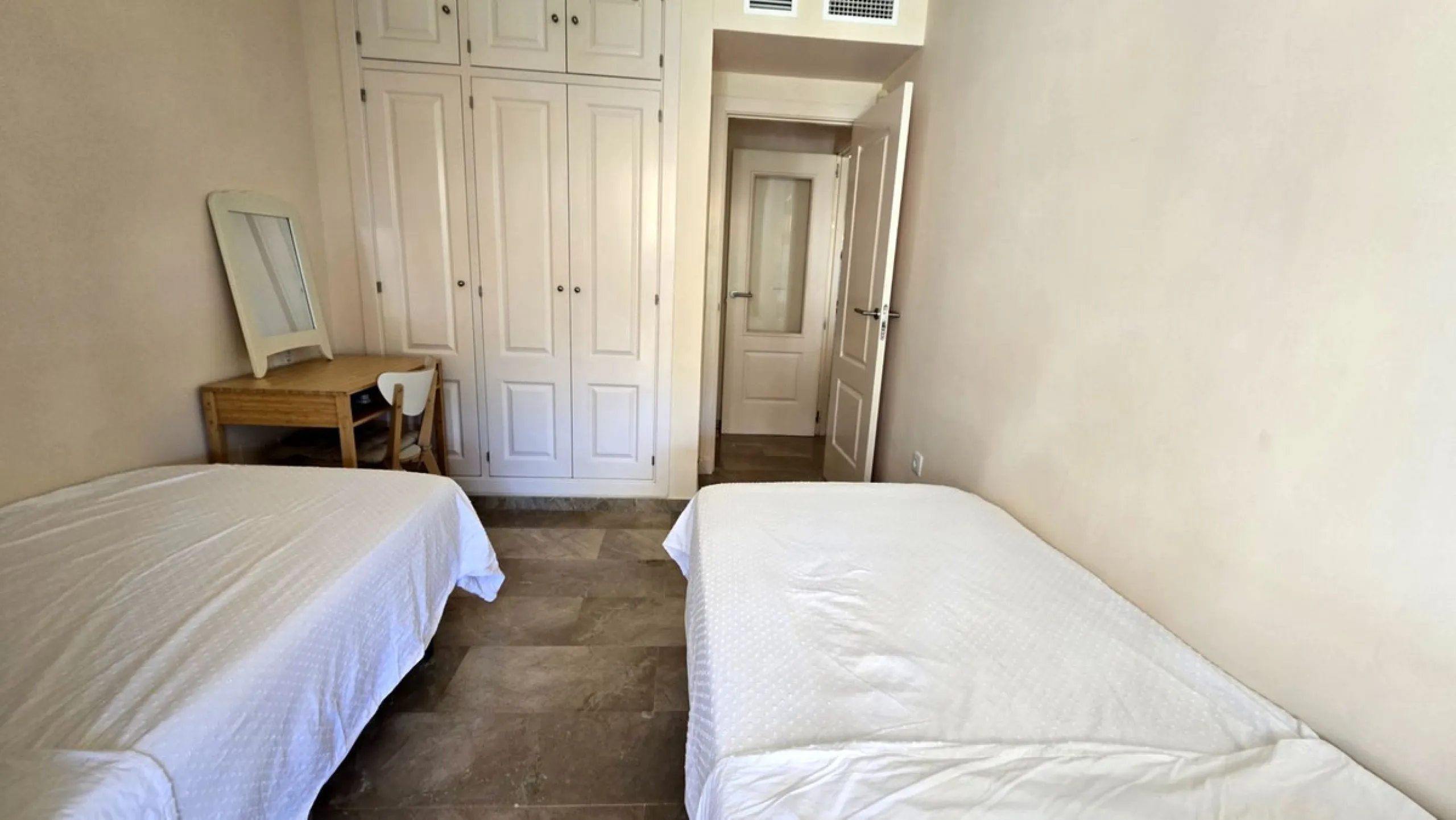 JUST REDUCED .LUXURY GROUND FLOOR GATED COMMUNITY. FRONT LINE GOLF. 2 BED 2 BATH APARTMENT MIRAFLORES. € 299,950 WITH EXISTING TOURIST LICENCE.