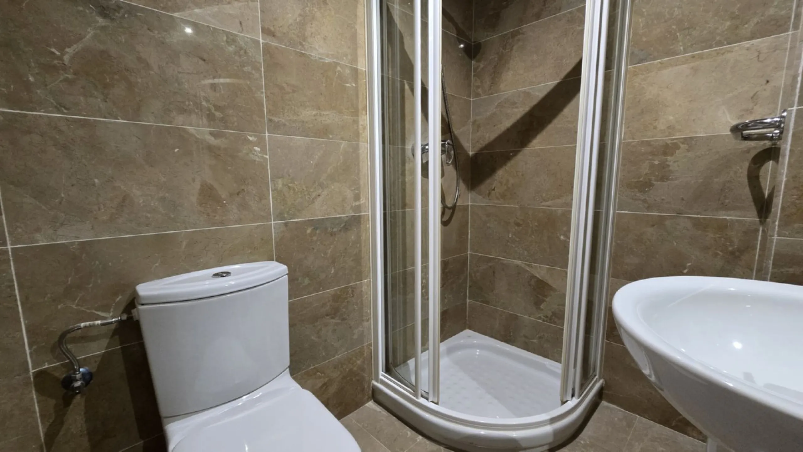 JUST REDUCED .LUXURY GROUND FLOOR GATED COMMUNITY. FRONT LINE GOLF. 2 BED 2 BATH APARTMENT MIRAFLORES. € 299,950 WITH EXISTING TOURIST LICENCE.