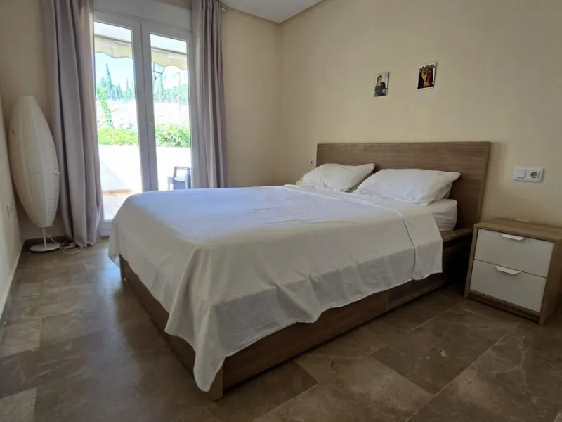 JUST REDUCED .LUXURY GROUND FLOOR GATED COMMUNITY. FRONT LINE GOLF. 2 BED 2 BATH APARTMENT MIRAFLORES. € 299,950 WITH EXISTING TOURIST LICENCE.