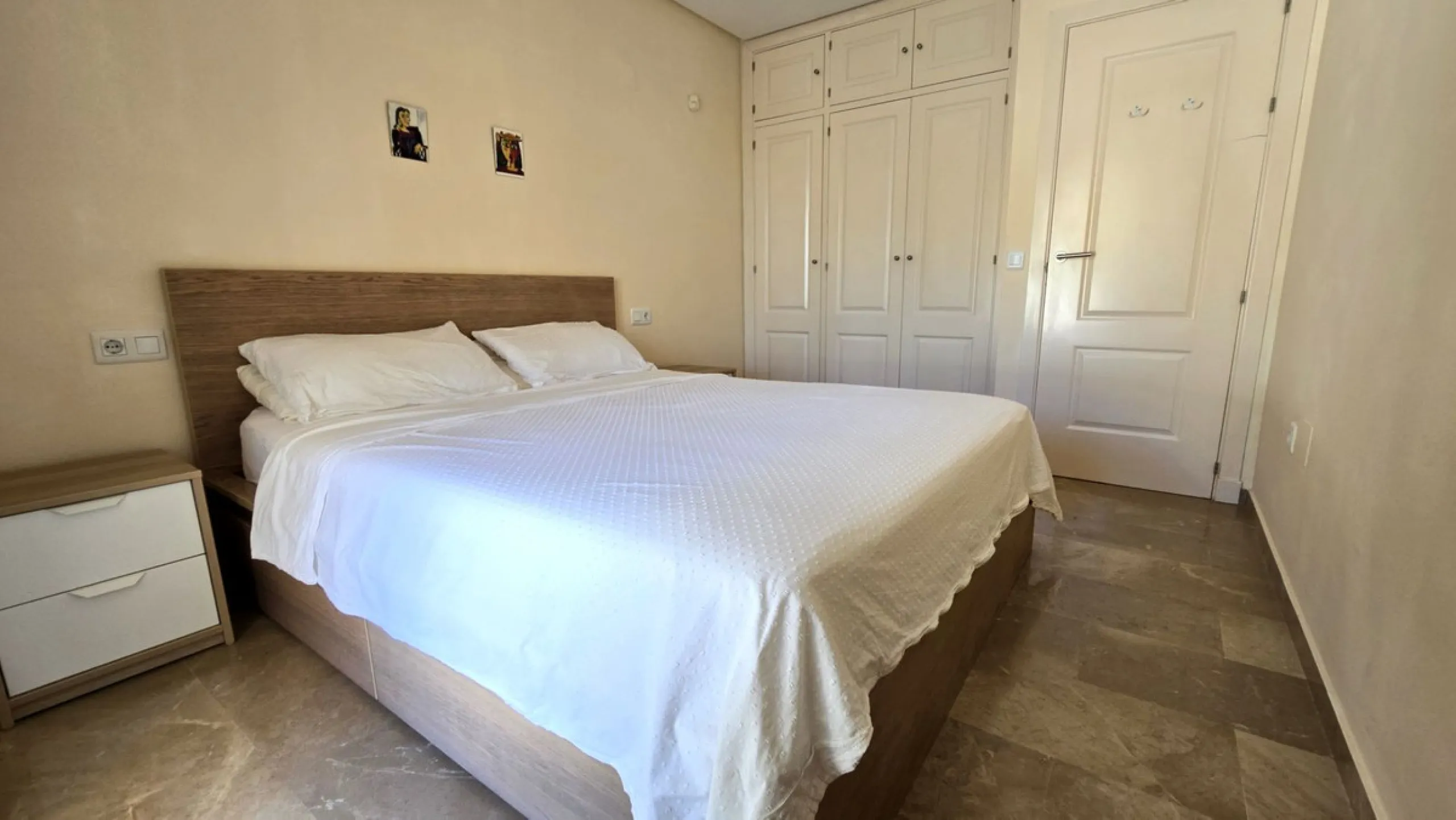 JUST REDUCED .LUXURY GROUND FLOOR GATED COMMUNITY. FRONT LINE GOLF. 2 BED 2 BATH APARTMENT MIRAFLORES. € 299,950 WITH EXISTING TOURIST LICENCE.