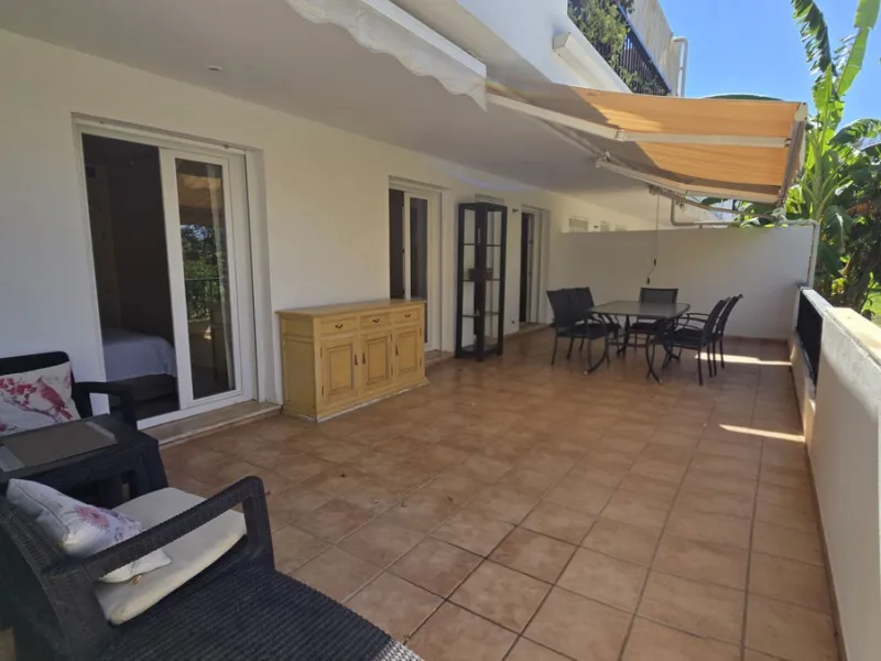 JUST REDUCED .LUXURY GROUND FLOOR GATED COMMUNITY. FRONT LINE GOLF. 2 BED 2 BATH APARTMENT MIRAFLORES. € 299,950 WITH EXISTING TOURIST LICENCE.