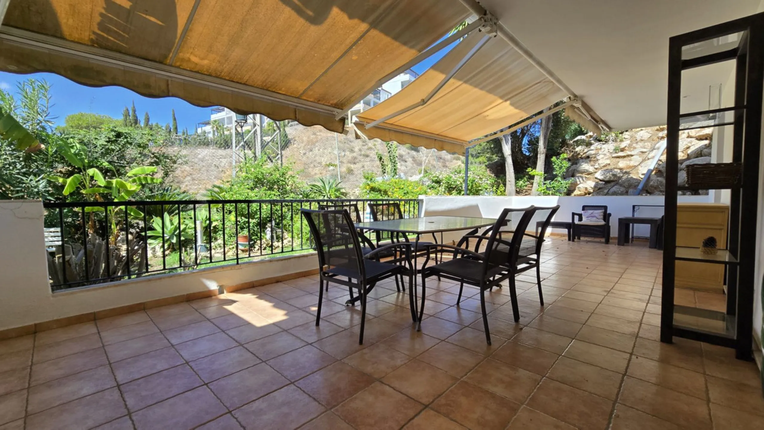 JUST REDUCED .LUXURY GROUND FLOOR GATED COMMUNITY. FRONT LINE GOLF. 2 BED 2 BATH APARTMENT MIRAFLORES. € 299,950 WITH EXISTING TOURIST LICENCE.