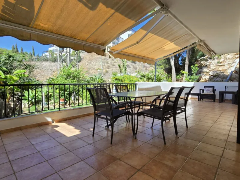 JUST REDUCED .LUXURY GROUND FLOOR GATED COMMUNITY. FRONT LINE GOLF. 2 BED 2 BATH APARTMENT MIRAFLORES. € 299,950 WITH EXISTING TOURIST LICENCE.
