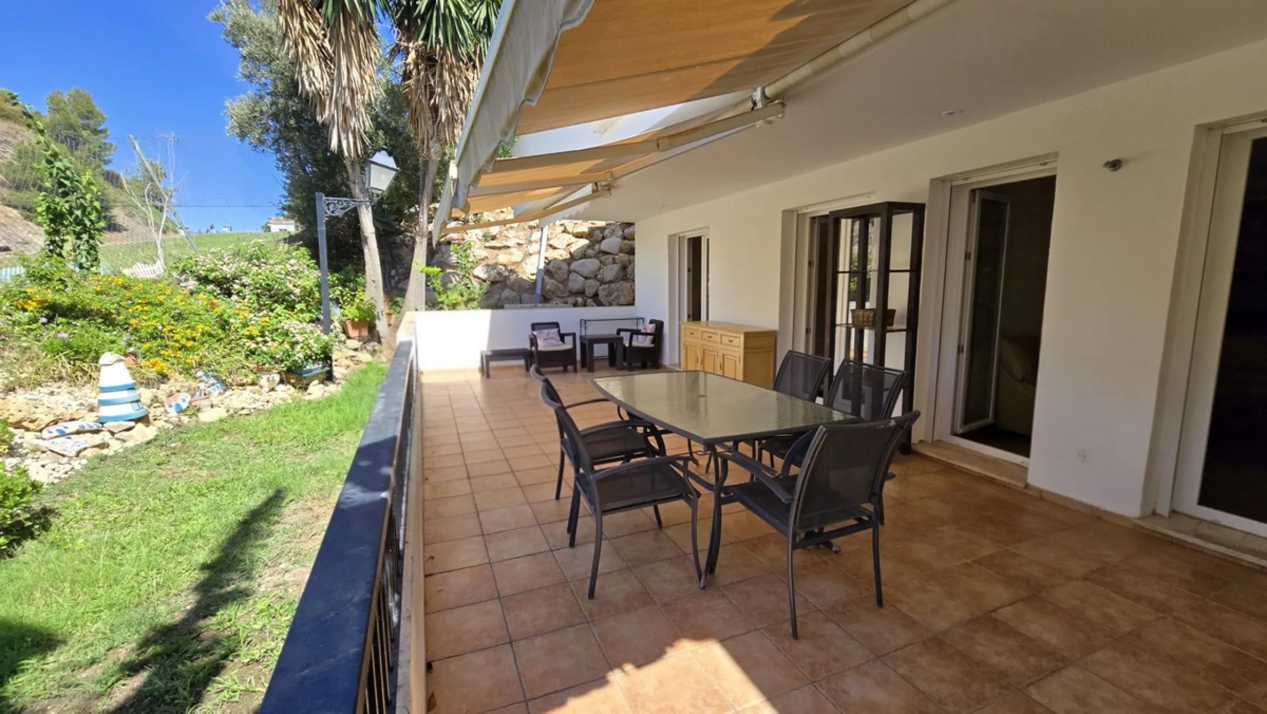 JUST REDUCED .LUXURY GROUND FLOOR GATED COMMUNITY. FRONT LINE GOLF. 2 BED 2 BATH APARTMENT MIRAFLORES. € 299,950 WITH EXISTING TOURIST LICENCE.