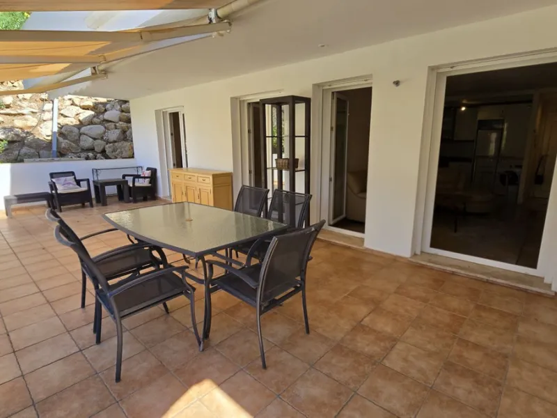 JUST REDUCED .LUXURY GROUND FLOOR GATED COMMUNITY. FRONT LINE GOLF. 2 BED 2 BATH APARTMENT MIRAFLORES. € 299,950 WITH EXISTING TOURIST LICENCE.