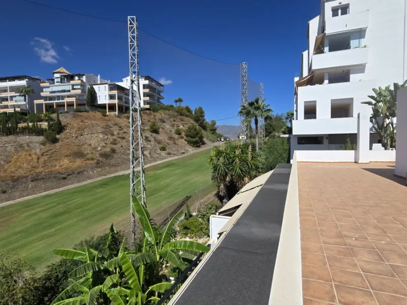 JUST REDUCED .LUXURY GROUND FLOOR GATED COMMUNITY. FRONT LINE GOLF. 2 BED 2 BATH APARTMENT MIRAFLORES. € 299,950 WITH EXISTING TOURIST LICENCE.